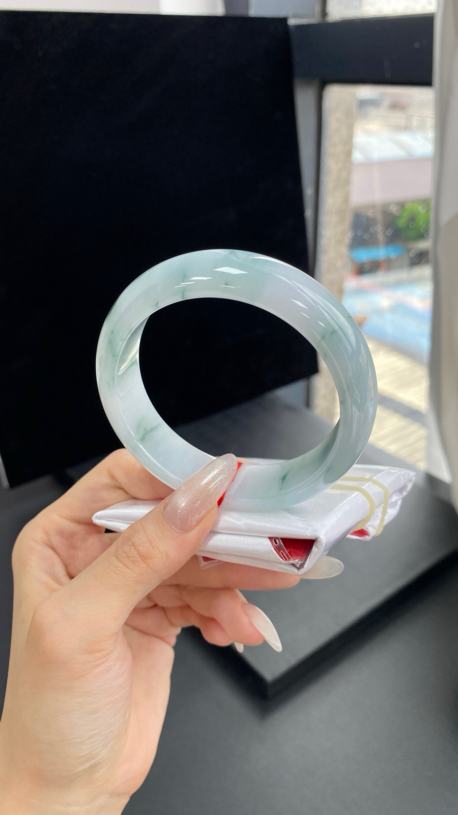 【宽版飘花正圈手镯】
尺寸：60-17-9.8
自然光无滤镜，原图直出