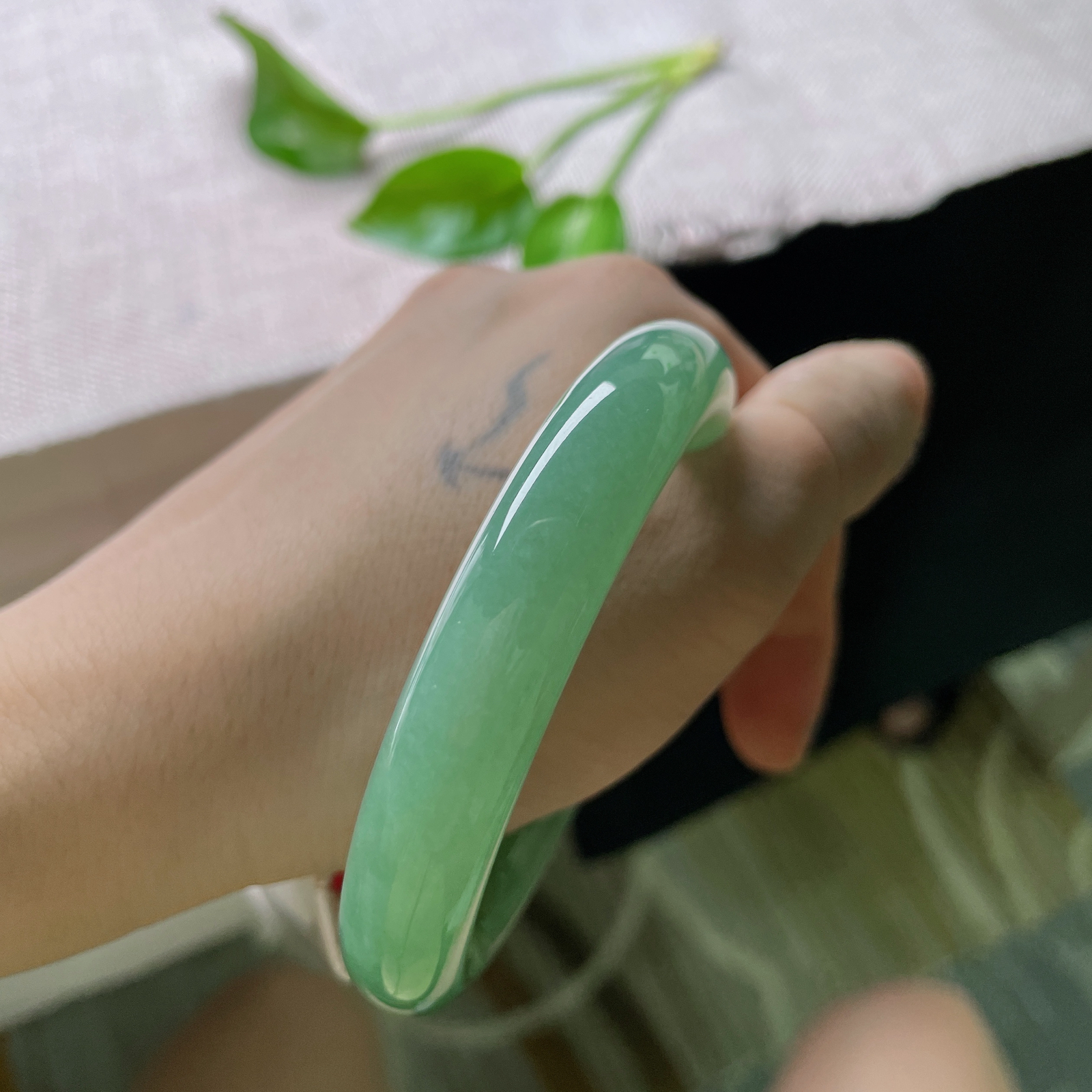 尺寸：54/11.7，绿底胖圆条，满色匀称，种老，通体绿意盈盈，像凝住的碧波，光线下似有生命般鲜活..