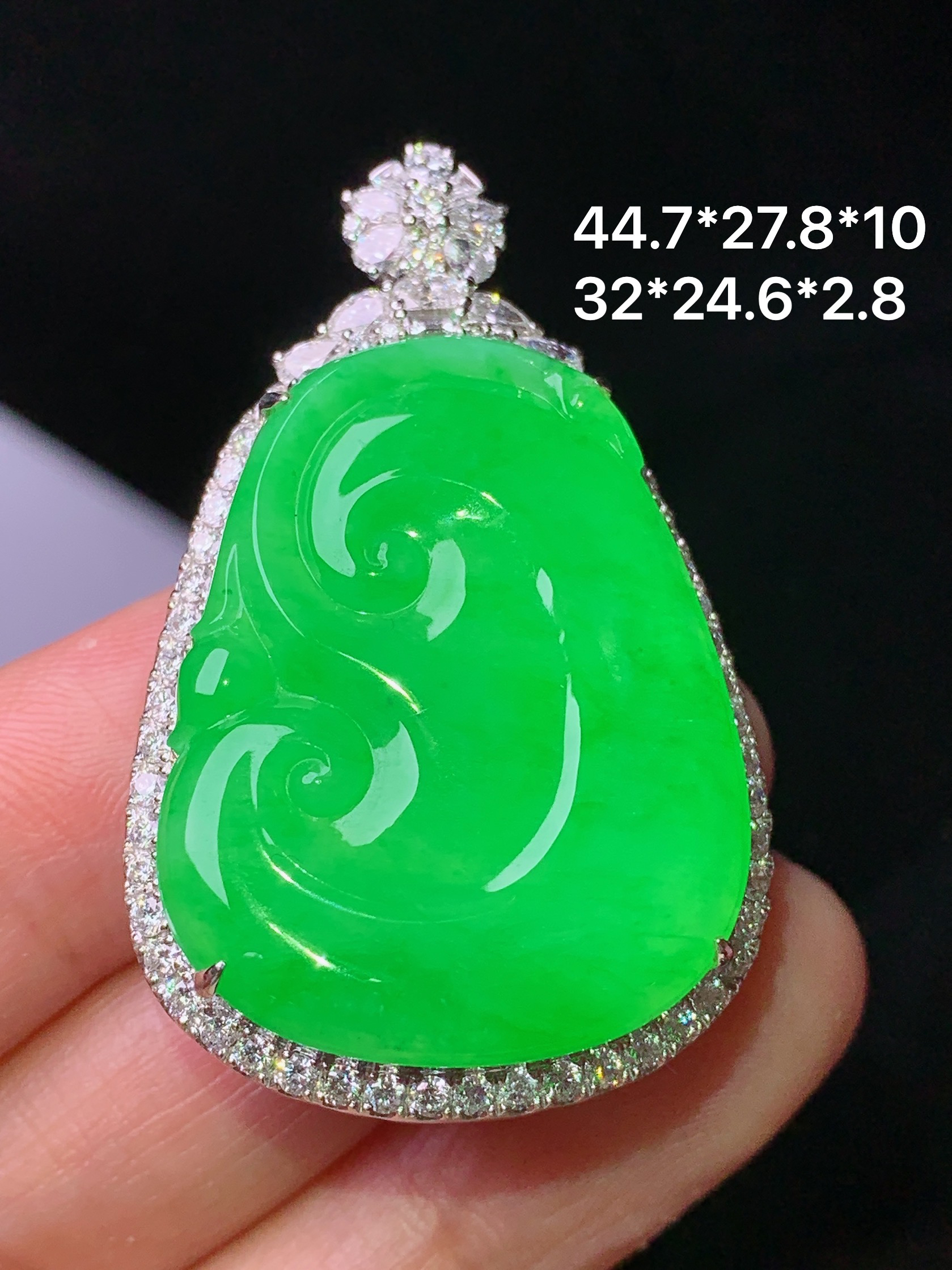 18k金钻镶嵌满绿如意吊坠 玉质细腻 色泽艳丽清新 水润亮眼 整体尺寸44.7*27.8*10m5
