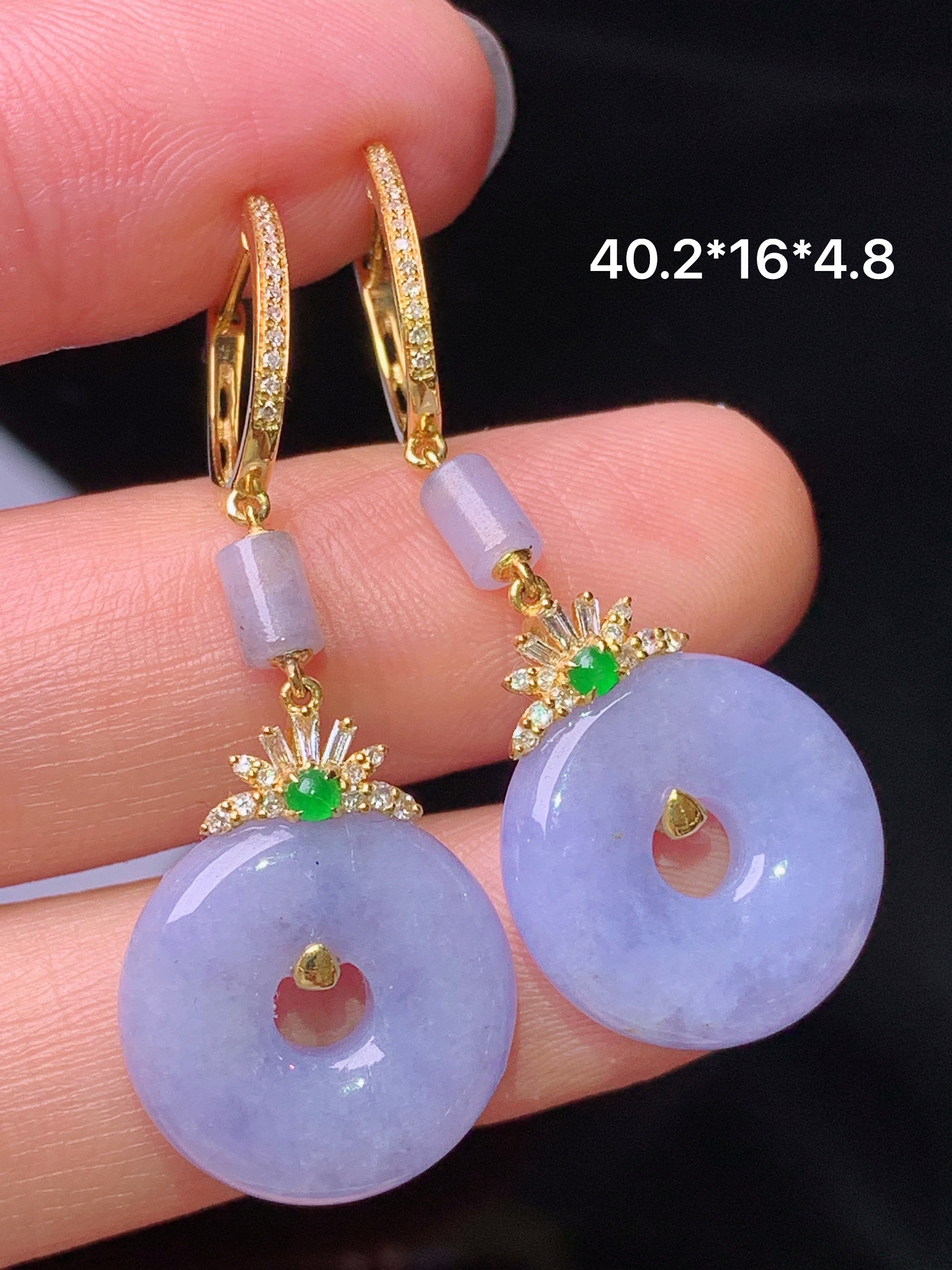 18k金钻镶嵌紫罗兰平安扣耳坠 玉质细腻 色泽艳丽清新 水润亮眼 整体尺寸40.2*16*4.8b1