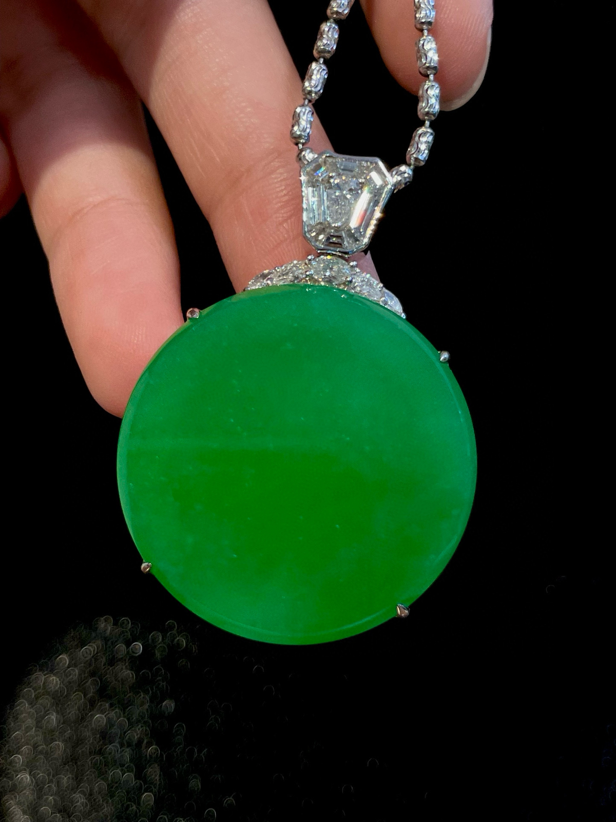 ️ 18K阳绿圆牌吊坠
色泽浓郁匀净，一抹正阳绿浓得化不开，在光下通透温润、胶感十足，面无饰即为“平安”，寓意圆满顺遂、无事绊心弦，整枚吊坠大气磅礴，上手极具分量感
尺寸：整体42.6*31.1*8.8