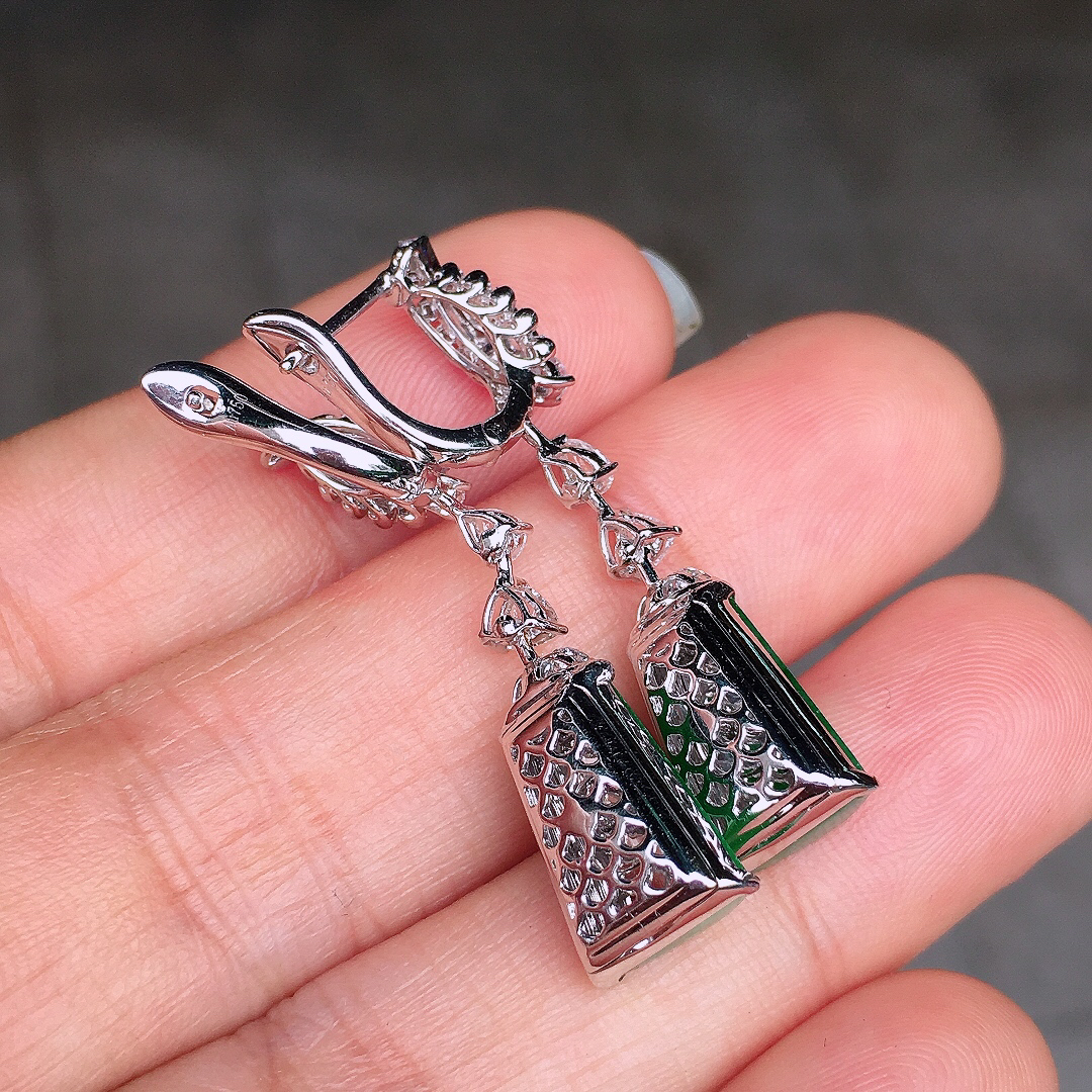 阳绿马鞍耳坠，色泽均匀艳丽，玉质细腻，荧光感超
强，饱满圆润，尽显优雅气质，18k
金豪华镶嵌