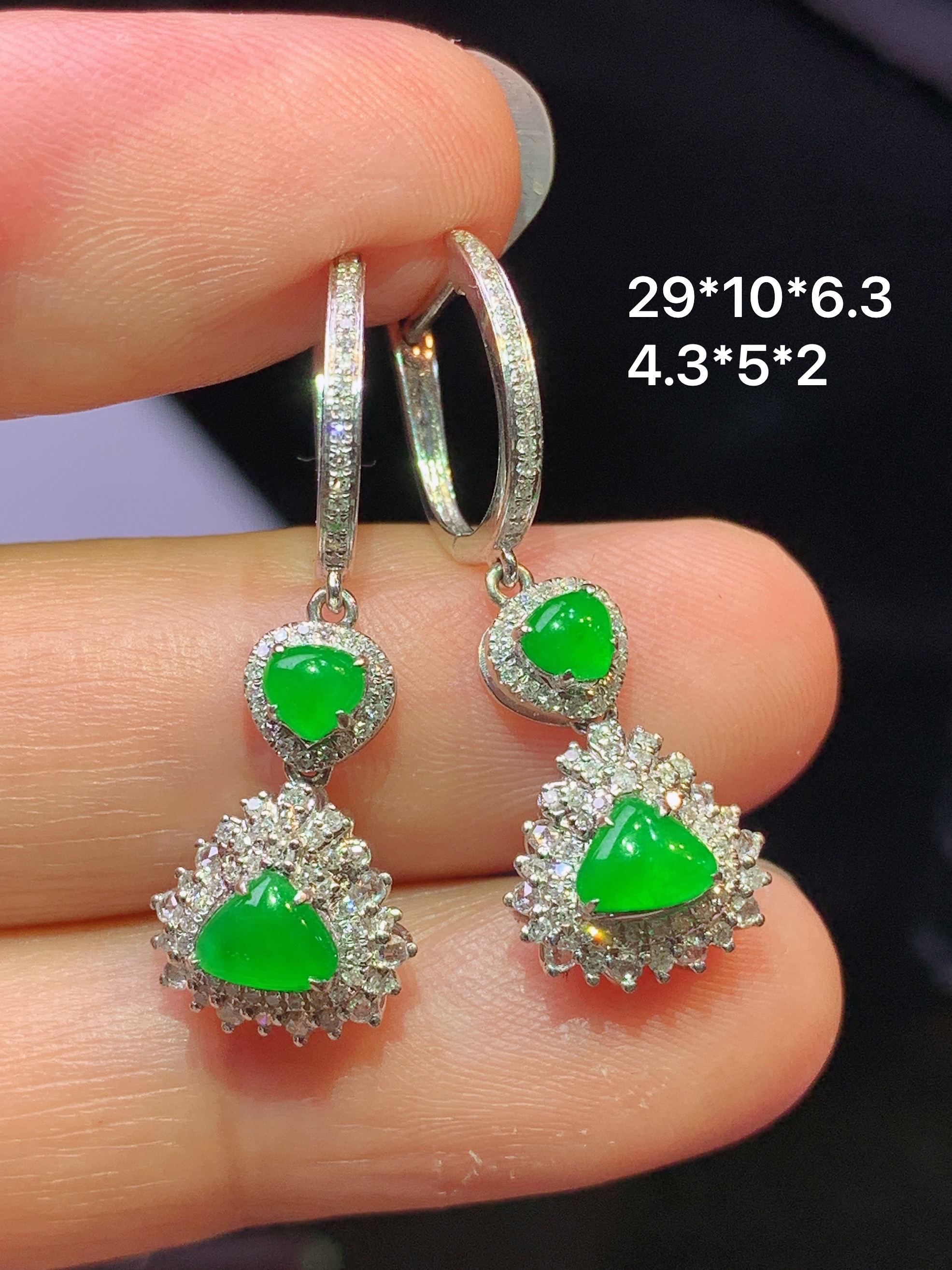 18k金钻镶嵌满绿心形耳坠 玉质细腻 色泽艳丽清新 水润亮眼 整体尺寸29*10*6.3c2