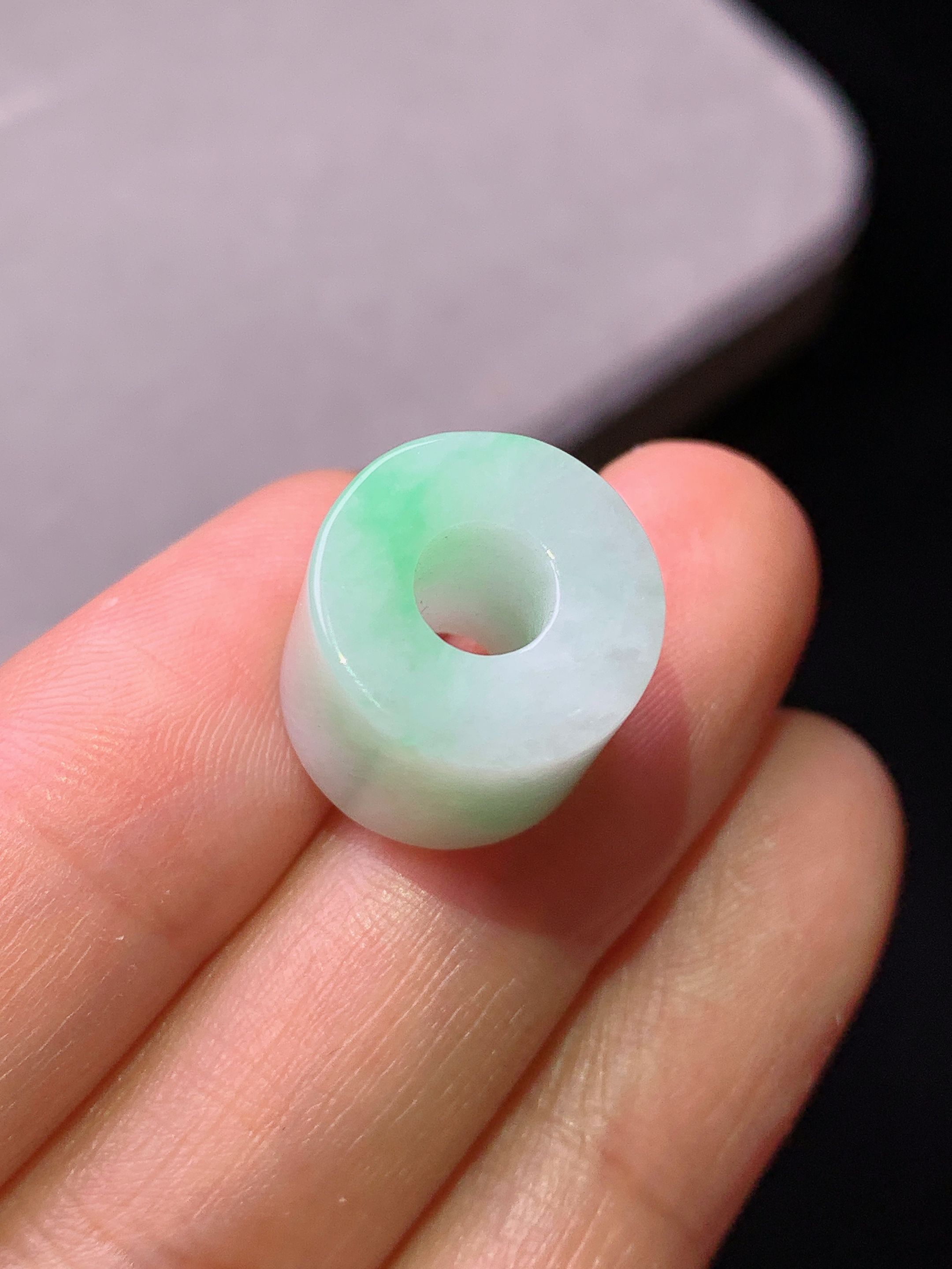 飘绿路路通吊坠 玉质细腻 色泽艳丽清新 水润亮眼 整体尺寸13.8*12h4