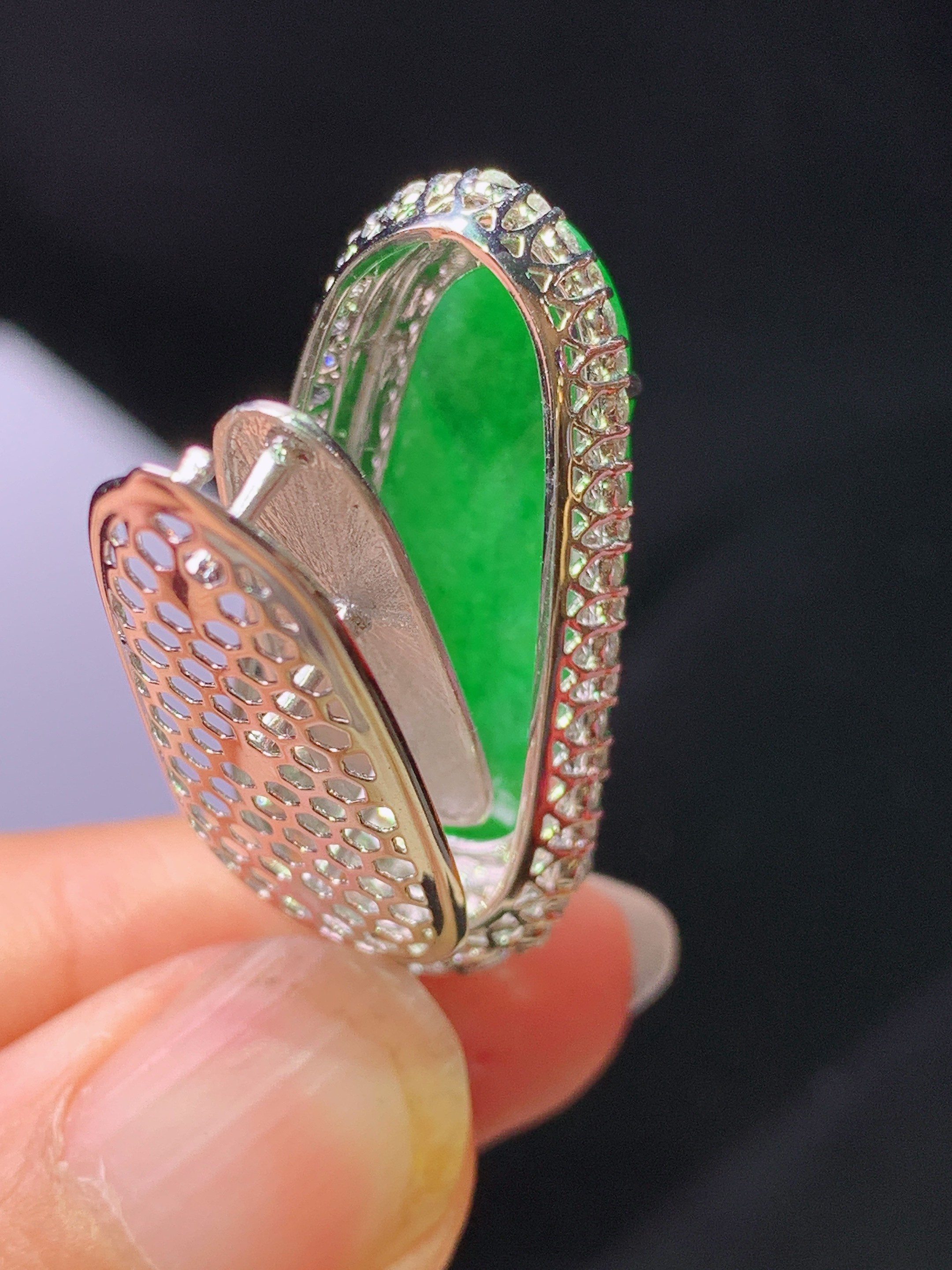 18k金钻镶嵌翠绿树叶吊坠 玉质细腻 色泽艳丽清新 水润亮眼 整体尺寸38.6*15.3*8.5m5