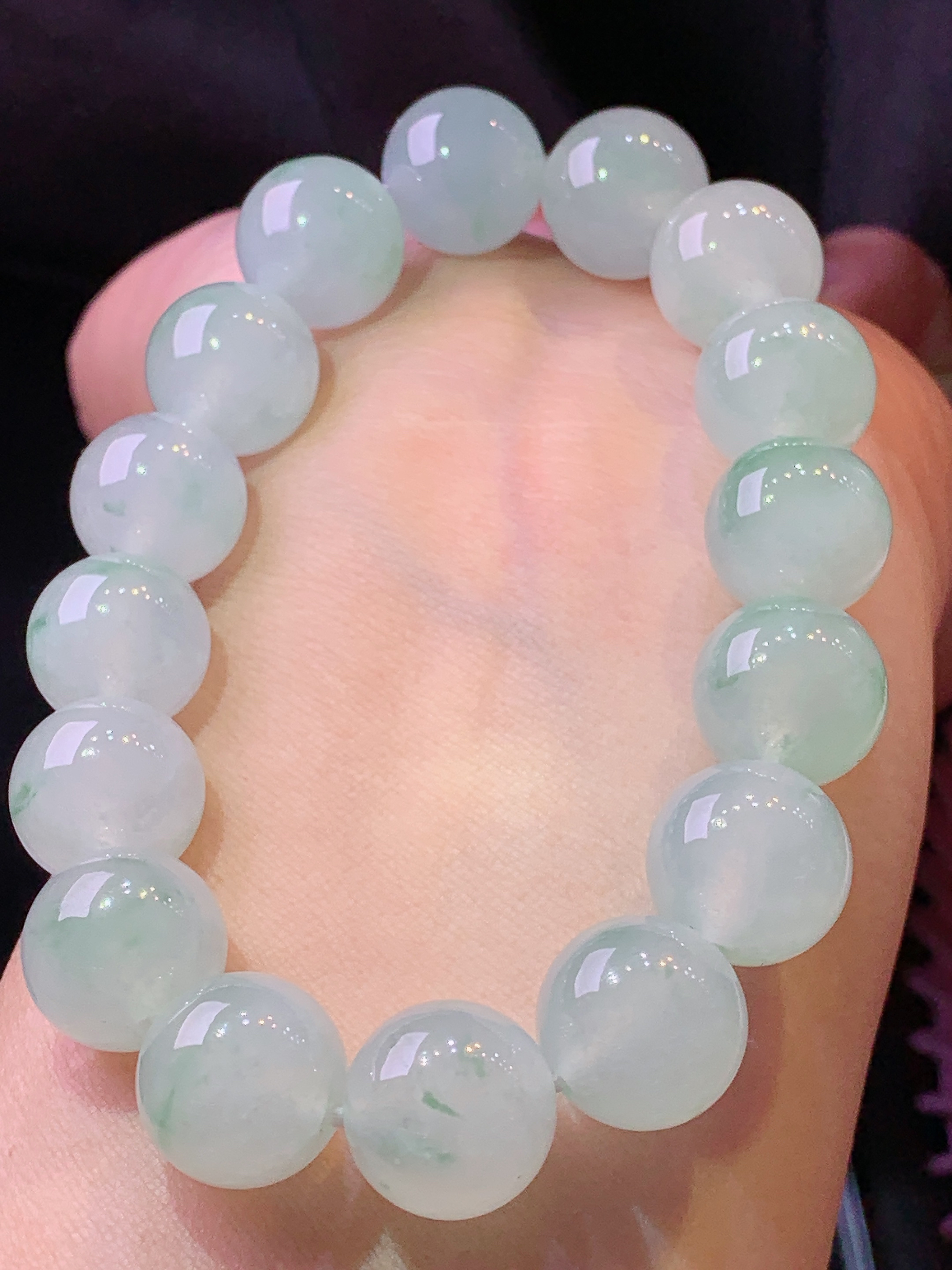 冰种飘绿圆珠手链 玉质细腻 色泽艳丽清新 水润亮眼 整体尺寸12.5h3