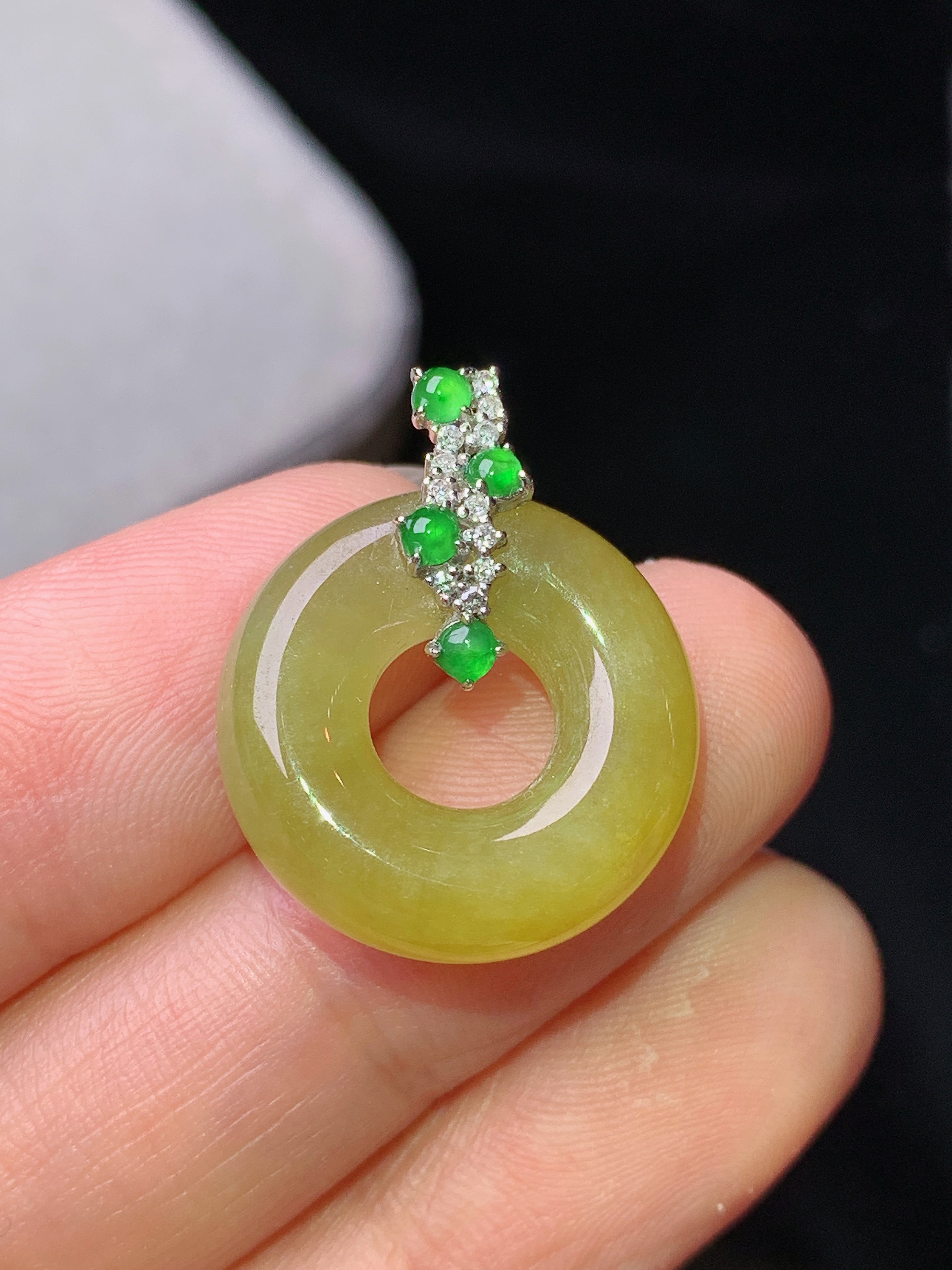 18k金钻镶嵌黄翡平安环吊坠 玉质细腻 色泽艳丽清新 水润亮眼 整体尺寸22.8*18.5*6b1