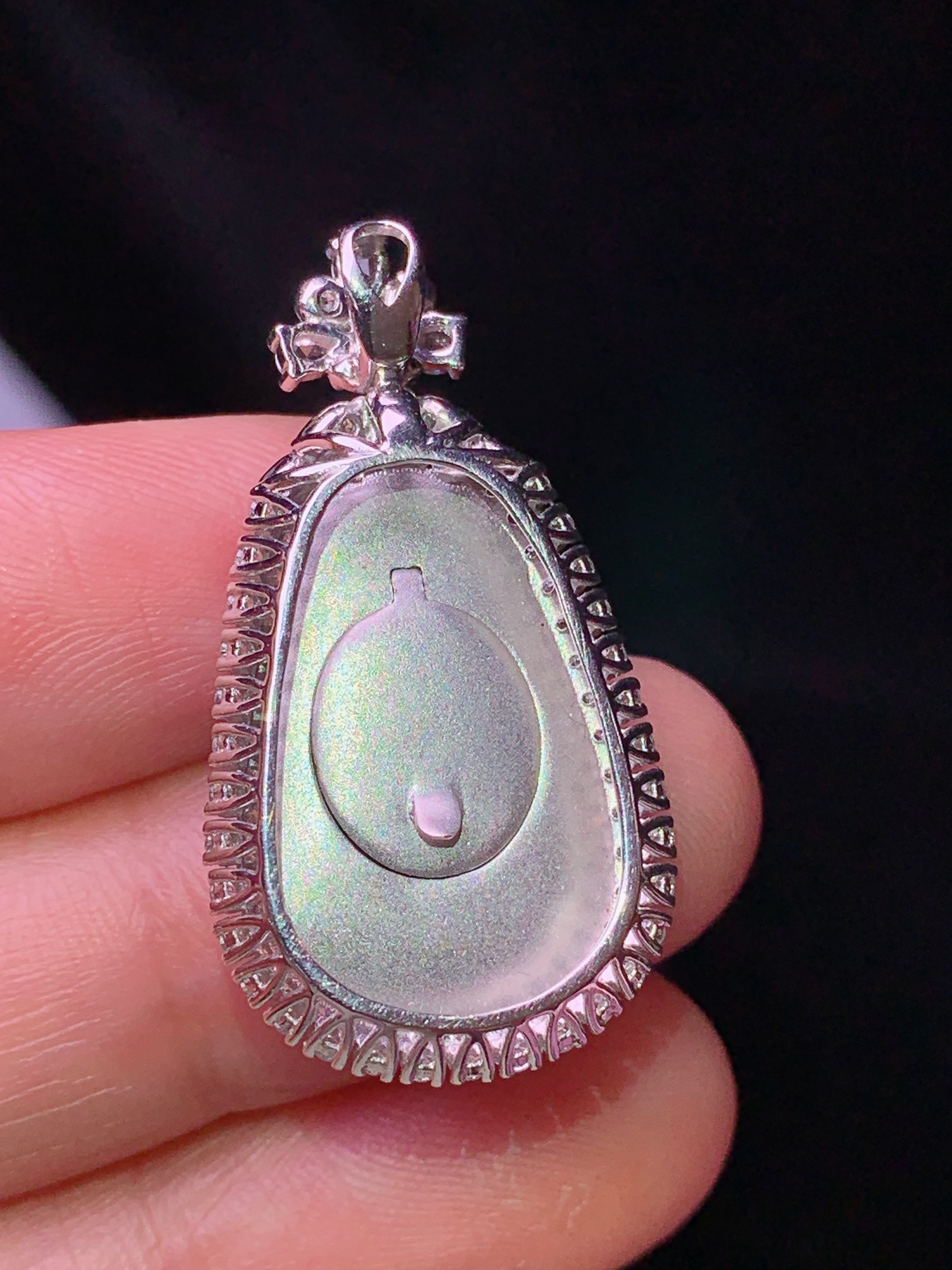 18k金钻镶嵌翠绿如意吊坠 玉质细腻 色泽艳丽清新 水润亮眼 整体尺寸32*17*6.5m5