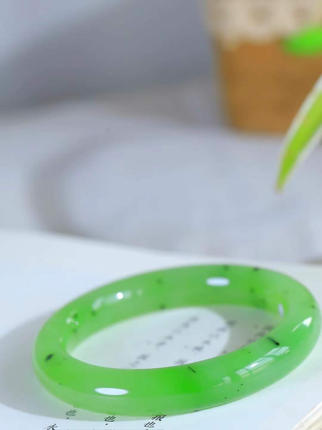 （碧色荡漾.手镯）

收藏级臻品和田玉碧玉手镯，灼灼其华想像靓妆淡伫 ，腕间绿意跳脱冰壶莹，坐间静对，姑射仙姿潇洒处，艳冶最奇料子油润滋腻镯型饱满，手感上佳。重62.8克   内径57mm尺寸12-10.5mm  24352913T