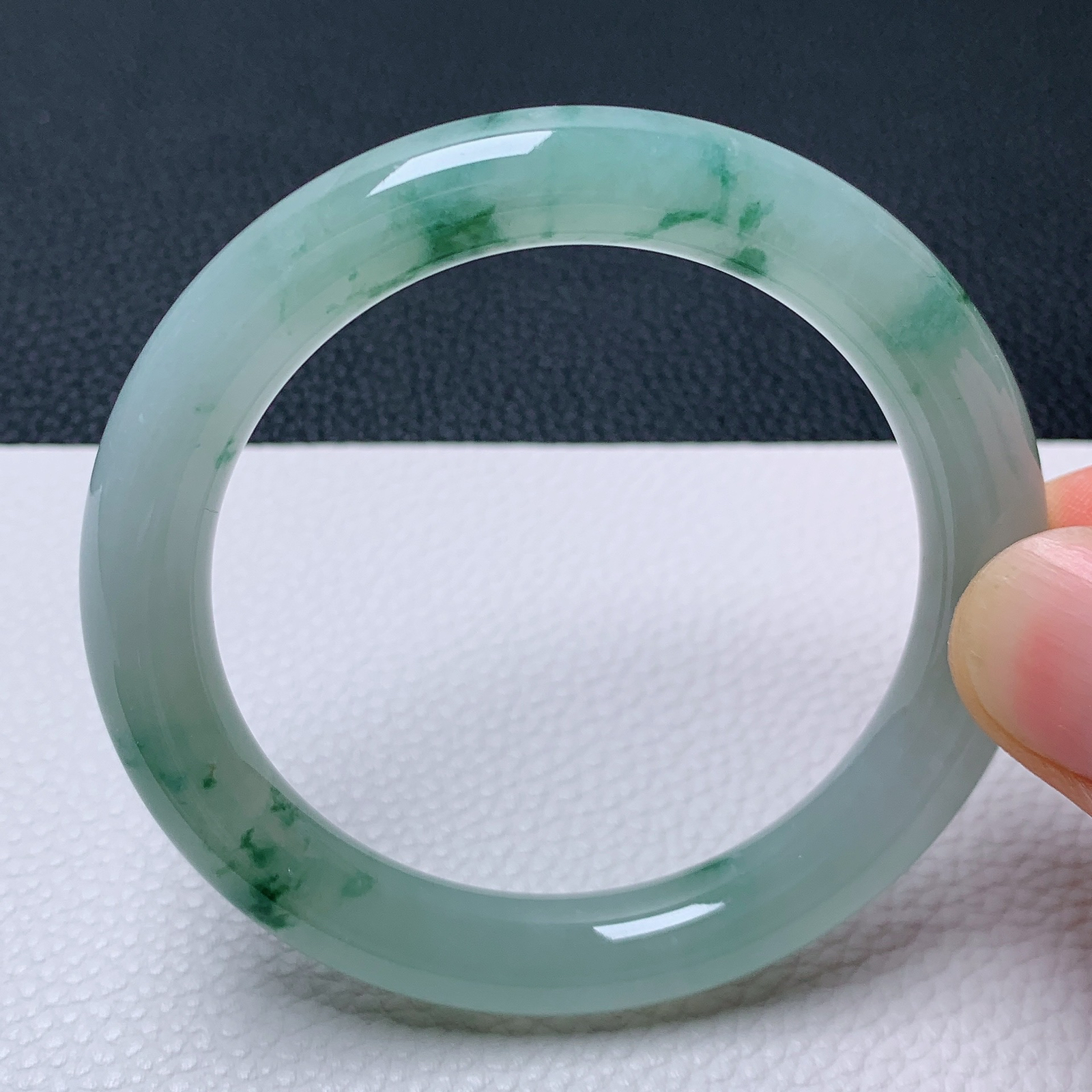 天然翡翠小圈口51-52老坑冰飘花圆条手镯 玉质细腻 种水好 尺寸:51.5-9-8.8mm   M22