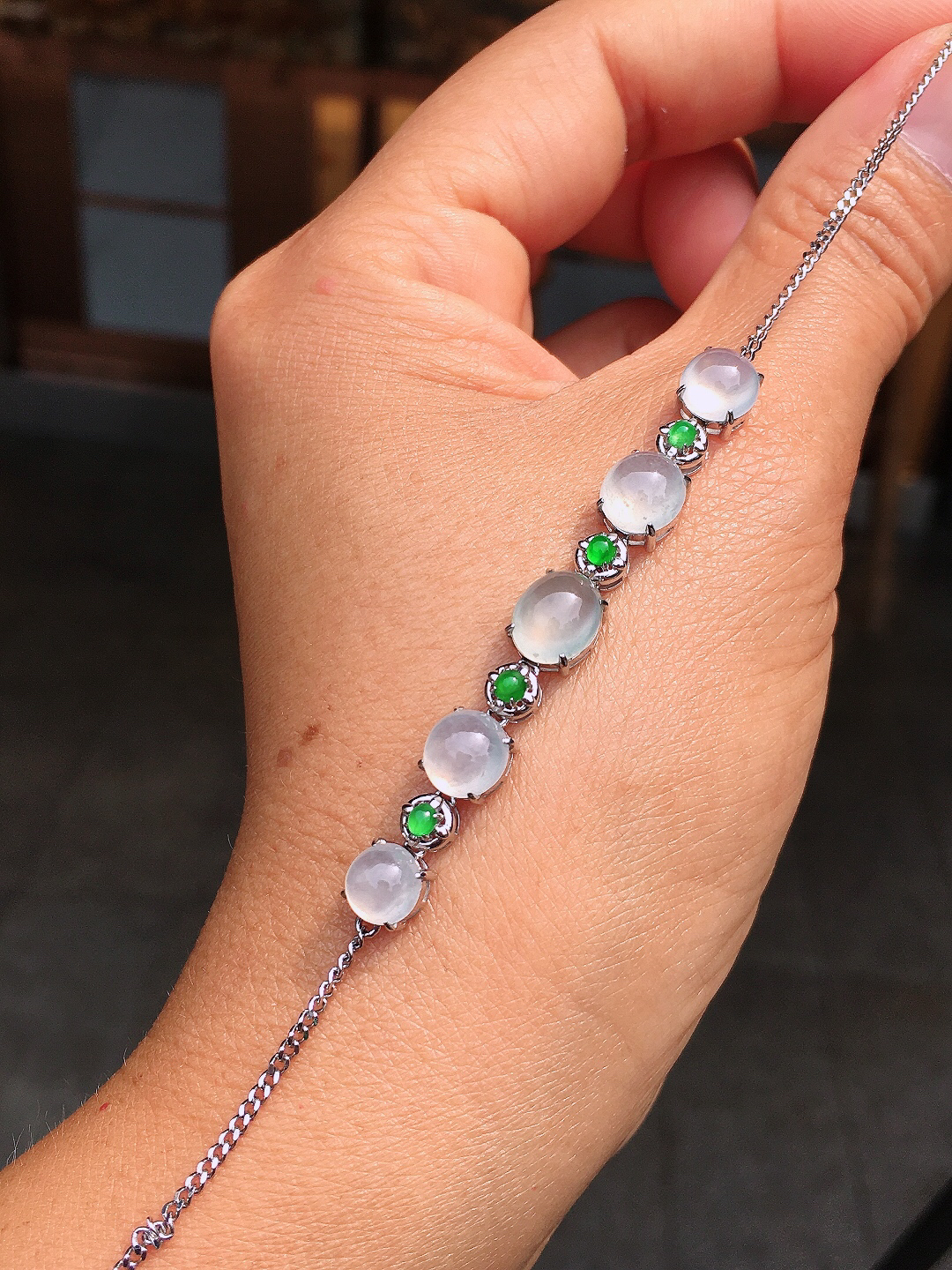 冰种蛋面手链，玉质细腻，荧光感超
强，饱满圆润，尽显优雅气质，18k
金豪华镶嵌