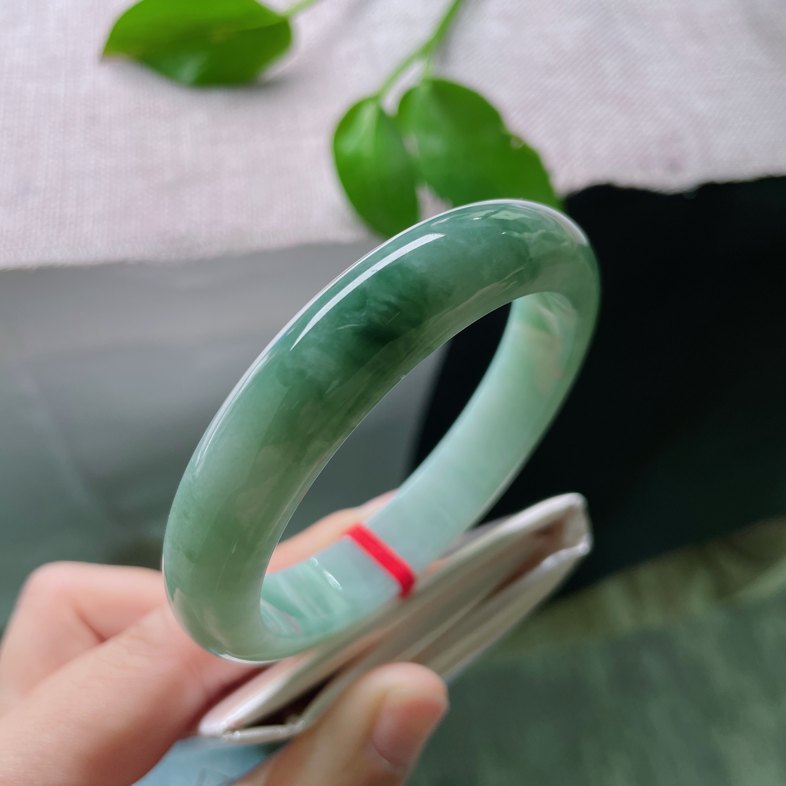 57/12.4/8.9，浅油绿底正圈，水头好，种老，青绿如诗，温润如玉。无纹裂