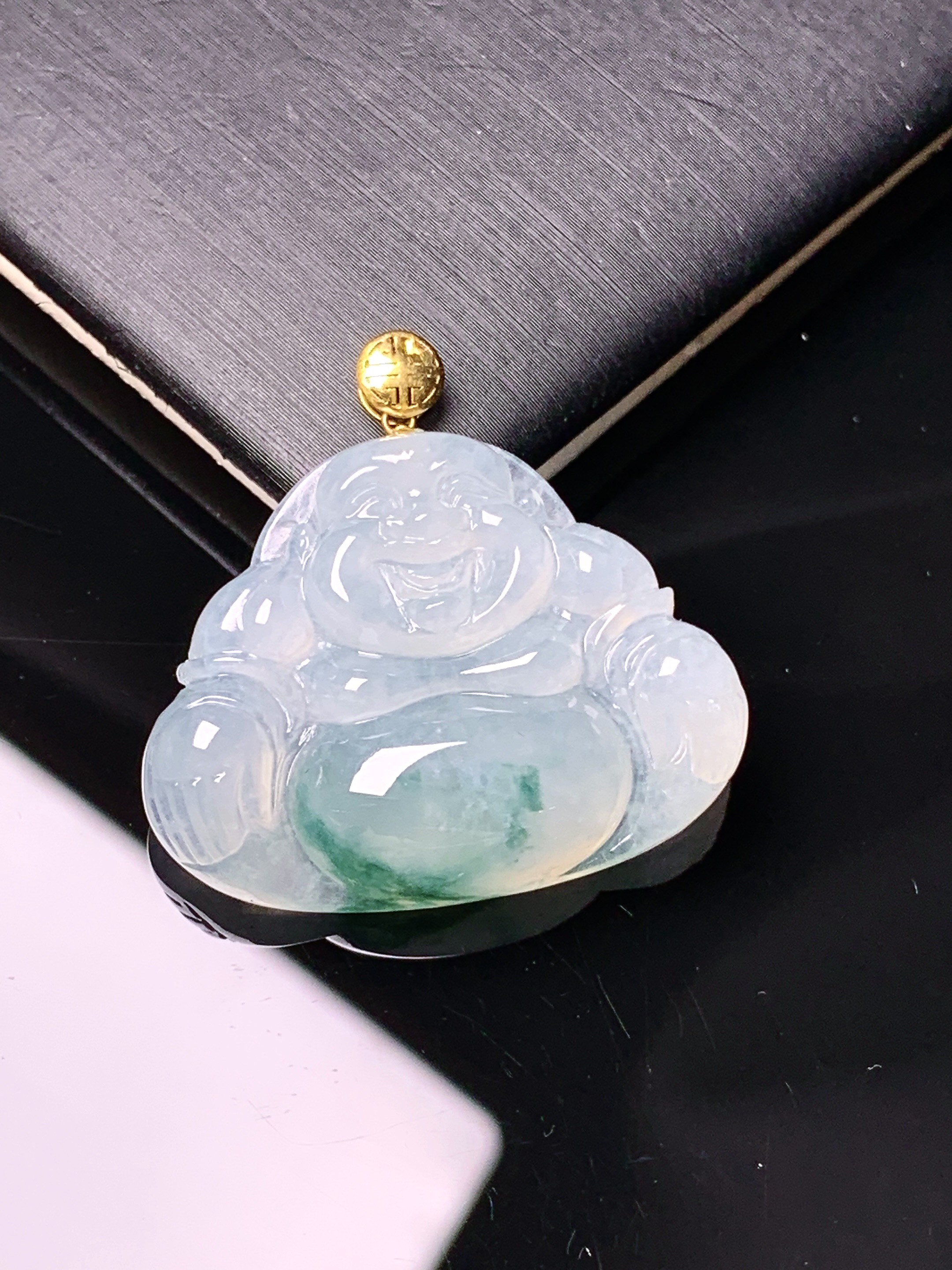18k金镶嵌飘绿佛公吊坠 玉质细腻 色泽艳丽清新 水润亮眼 整体尺寸27.3*29*6.5m1