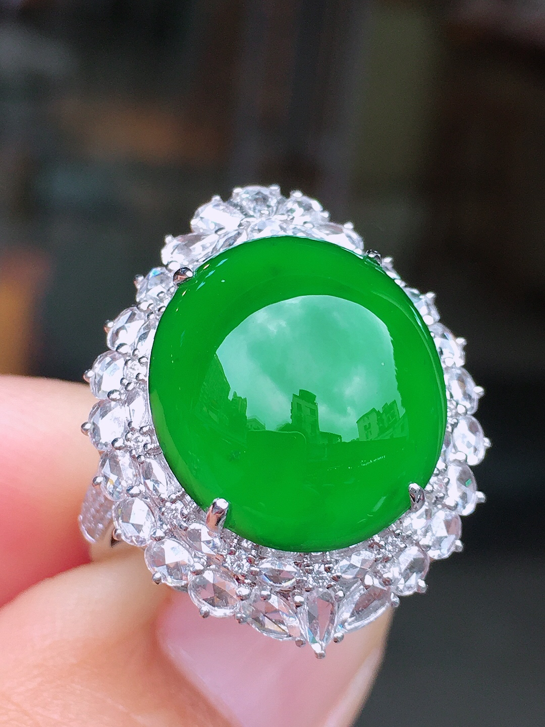 阳绿蛋面戒指/吊坠两用款，色泽均匀艳丽，玉质细腻，荧光感超
强，饱满圆润，尽显优雅气质，18k
金豪