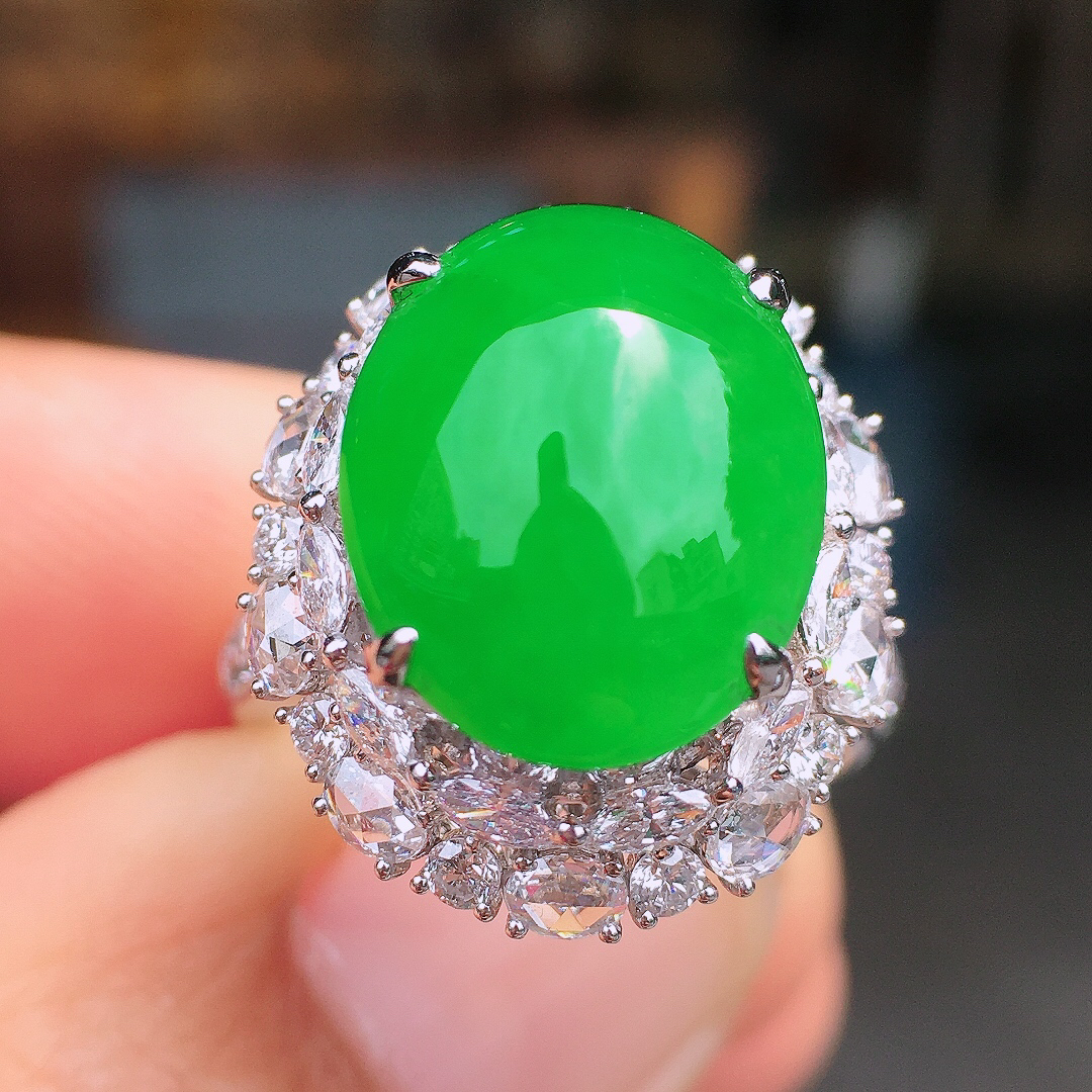 阳绿蛋面戒指，色泽均匀艳丽，玉质细腻，荧光感超
强，饱满圆润，尽显优雅气质，18k
金豪华镶嵌