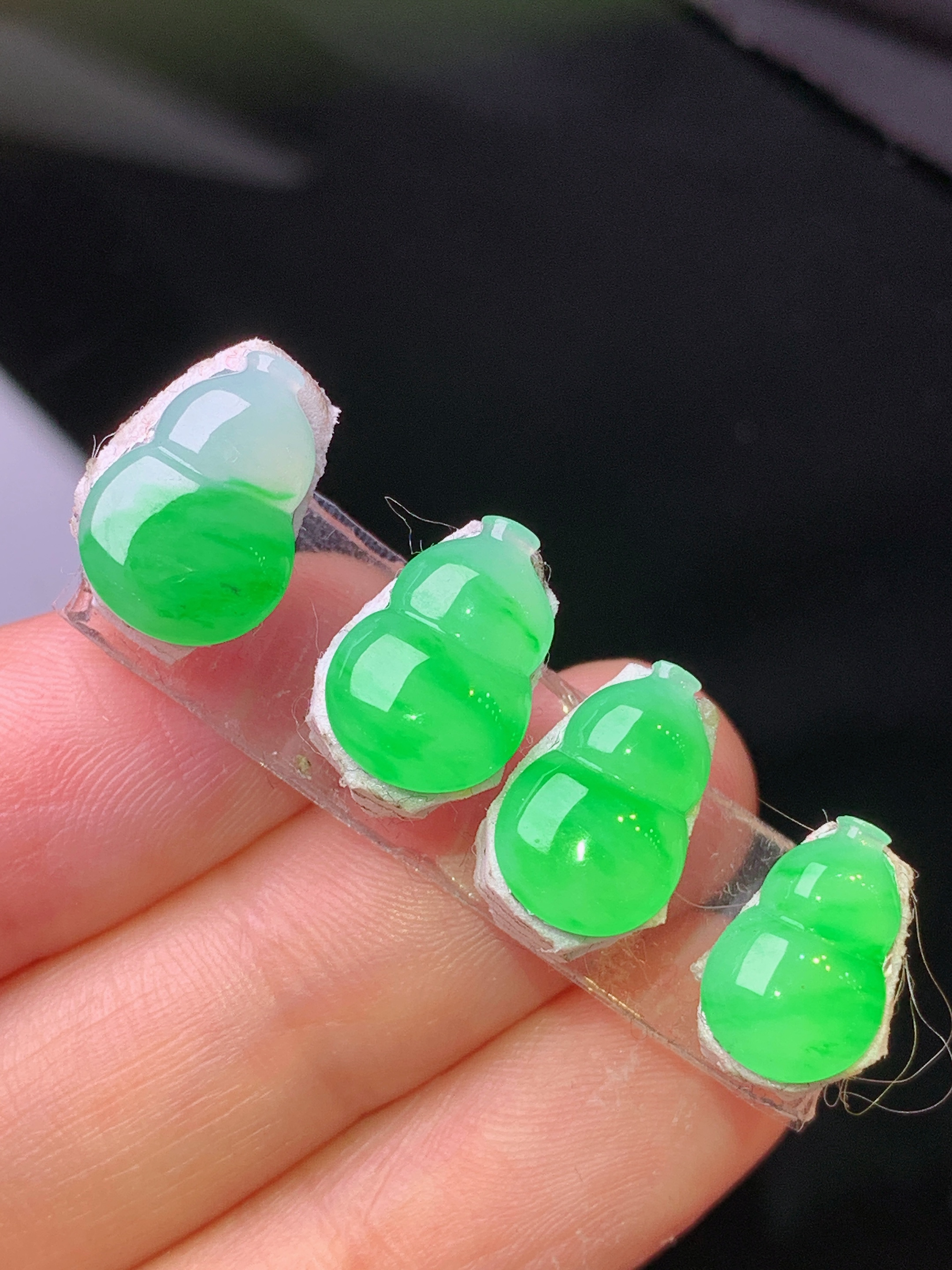 镶嵌款 翠绿葫芦一手 玉质细腻 色泽艳丽清新 水润亮眼 整体尺寸12.8*8.8*2.3j3