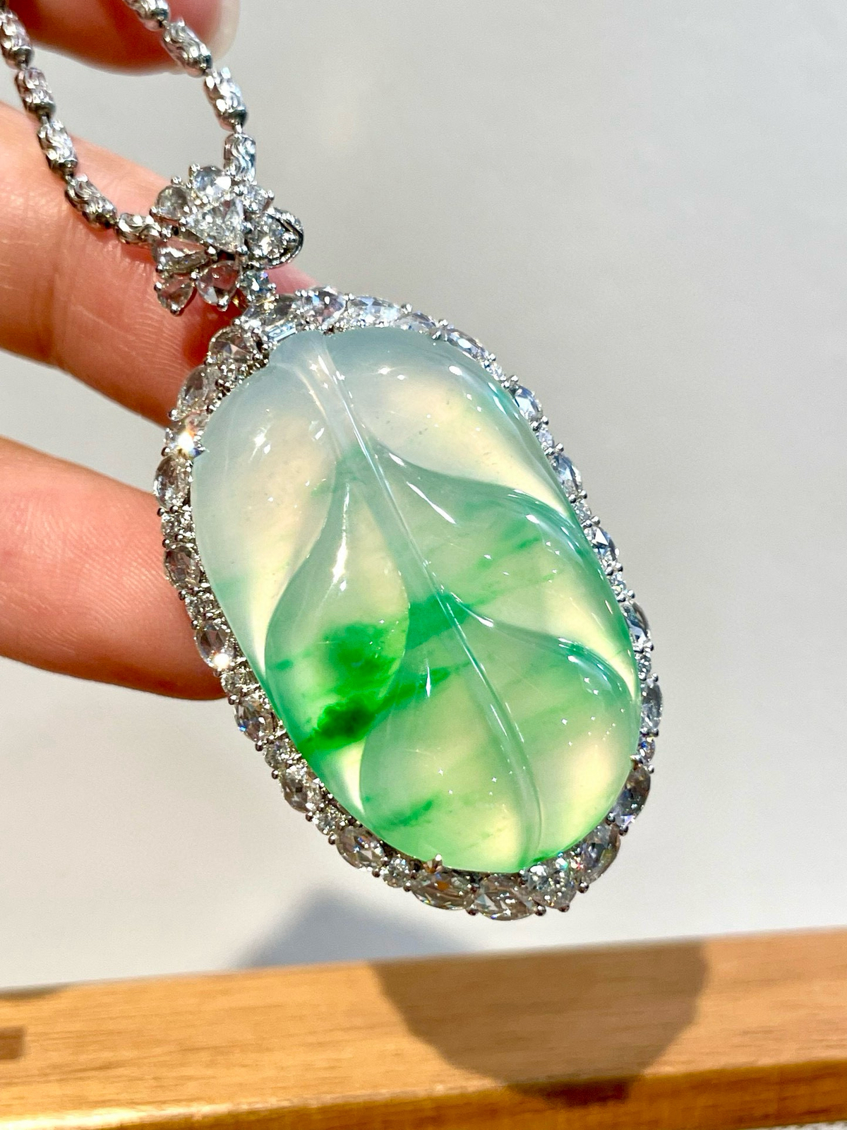 ️ 18K飘绿叶子吊坠
线条圆润流畅，造型饱满大气，每一处都尽显匠心，寓意称心如意、福运绵长，上身后温婉雅致，翠色衬得肤色白皙，自带东方古韵
尺寸：整体47.5*24.1*11.6裸石32.1*20.2