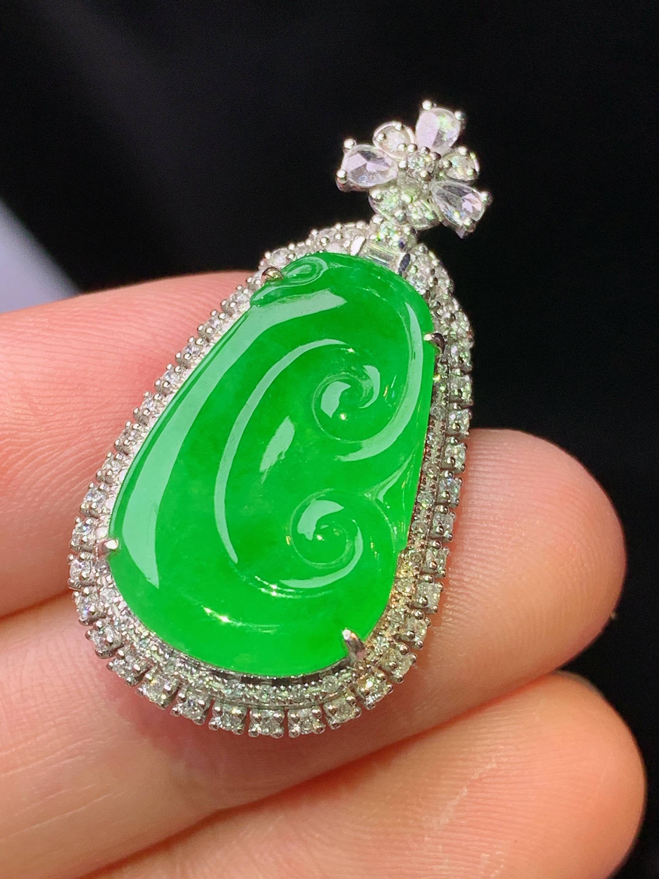 18k金钻镶嵌翠绿如意吊坠 玉质细腻 色泽艳丽清新 水润亮眼 整体尺寸32*17*6.5m5