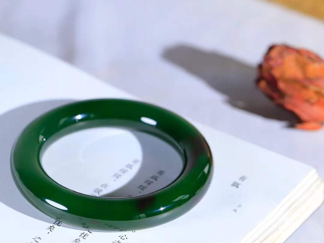 【碧波流转·手镯】

收藏传家级臻品️和田玉碧玉圆条手镯，玉质细腻温润，手感舒适，️线条流畅