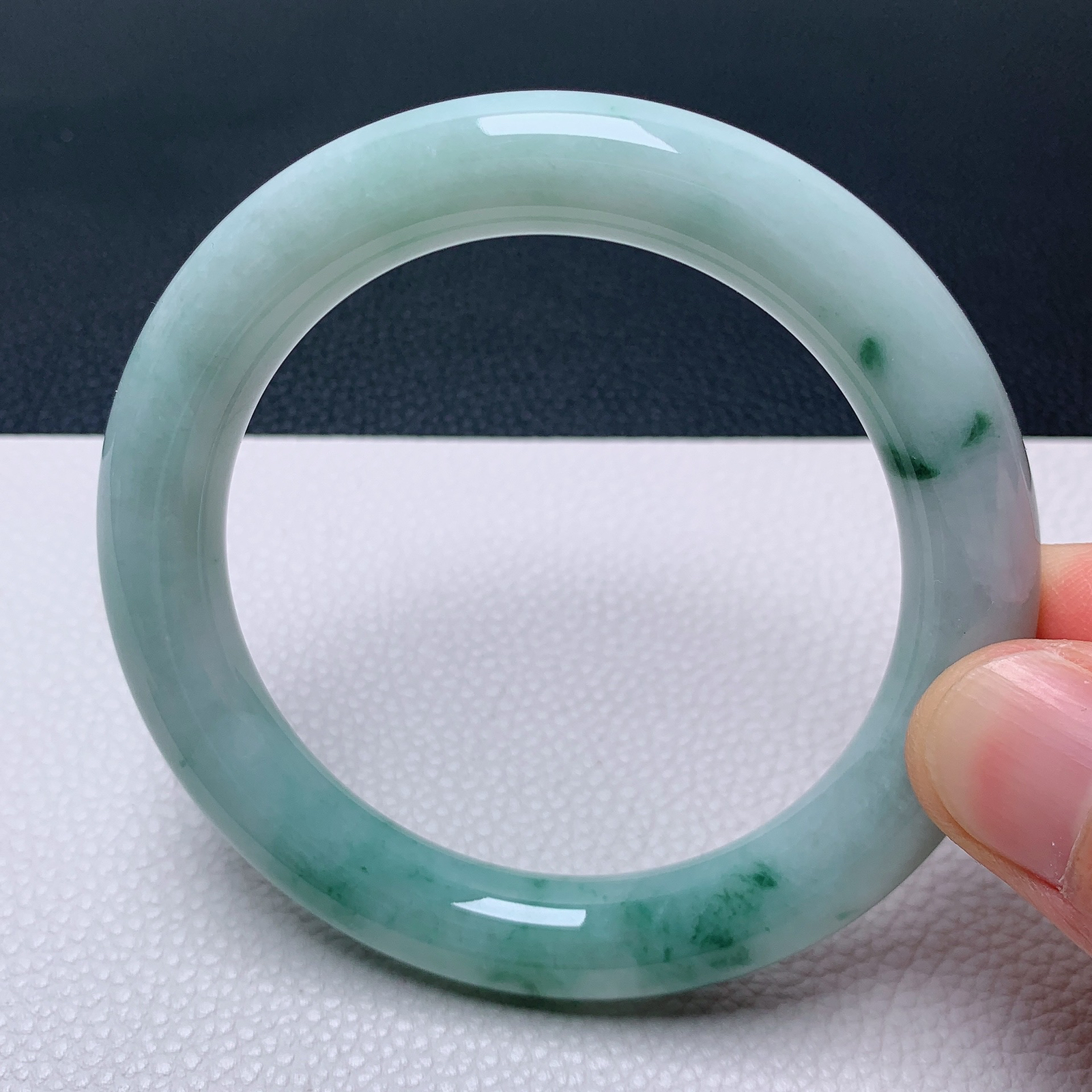 天然翡翠圈口58-59老坑飘花圆条手镯 玉质细腻 种水好 尺寸：58.3-10.6-10.6mm  M22