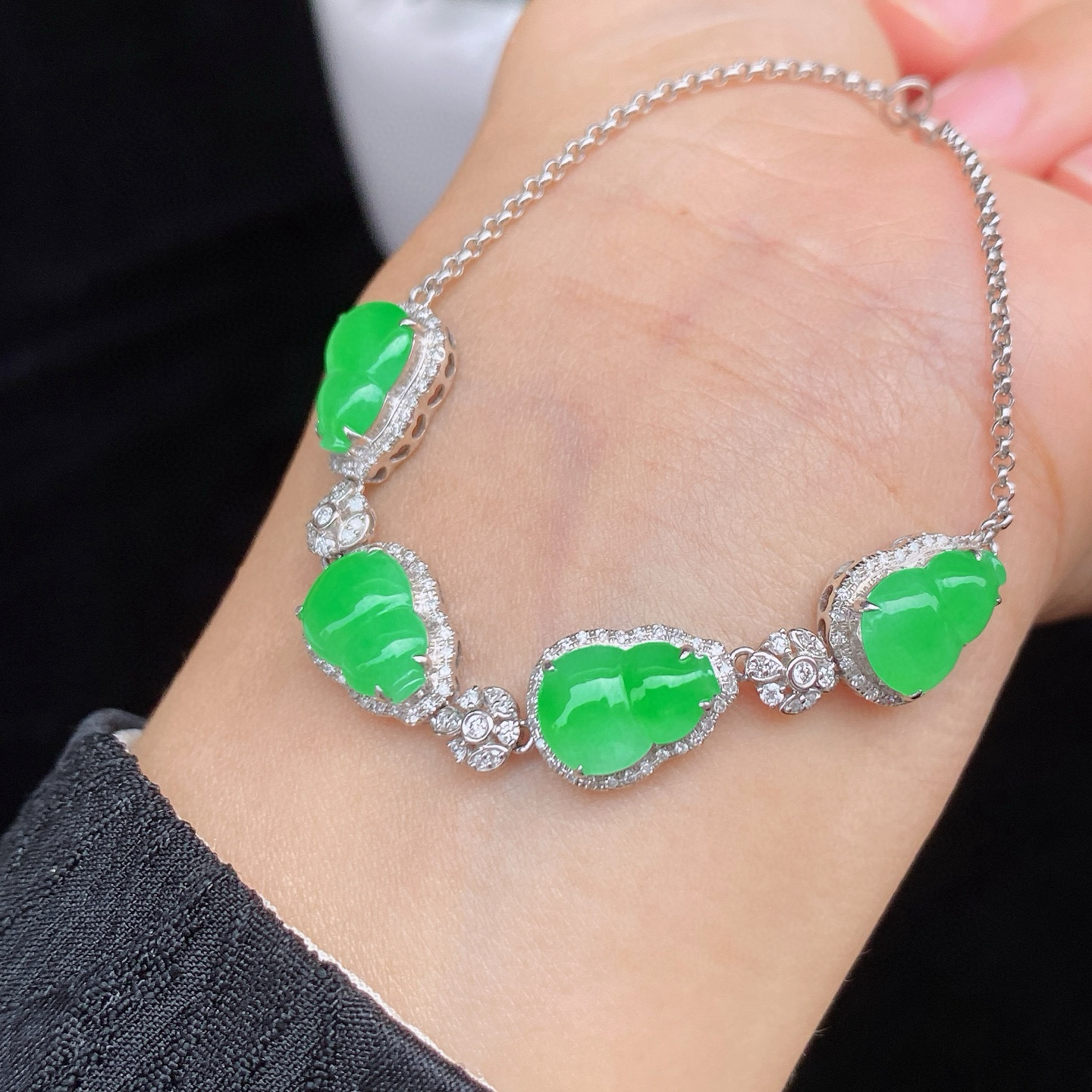 冰阳绿葫芦手链 
葫芦颗颗饱满圆润，鲜阳明媚
种质细腻，生机勃勃，18k金镶嵌
尺寸如图一  实物更美～