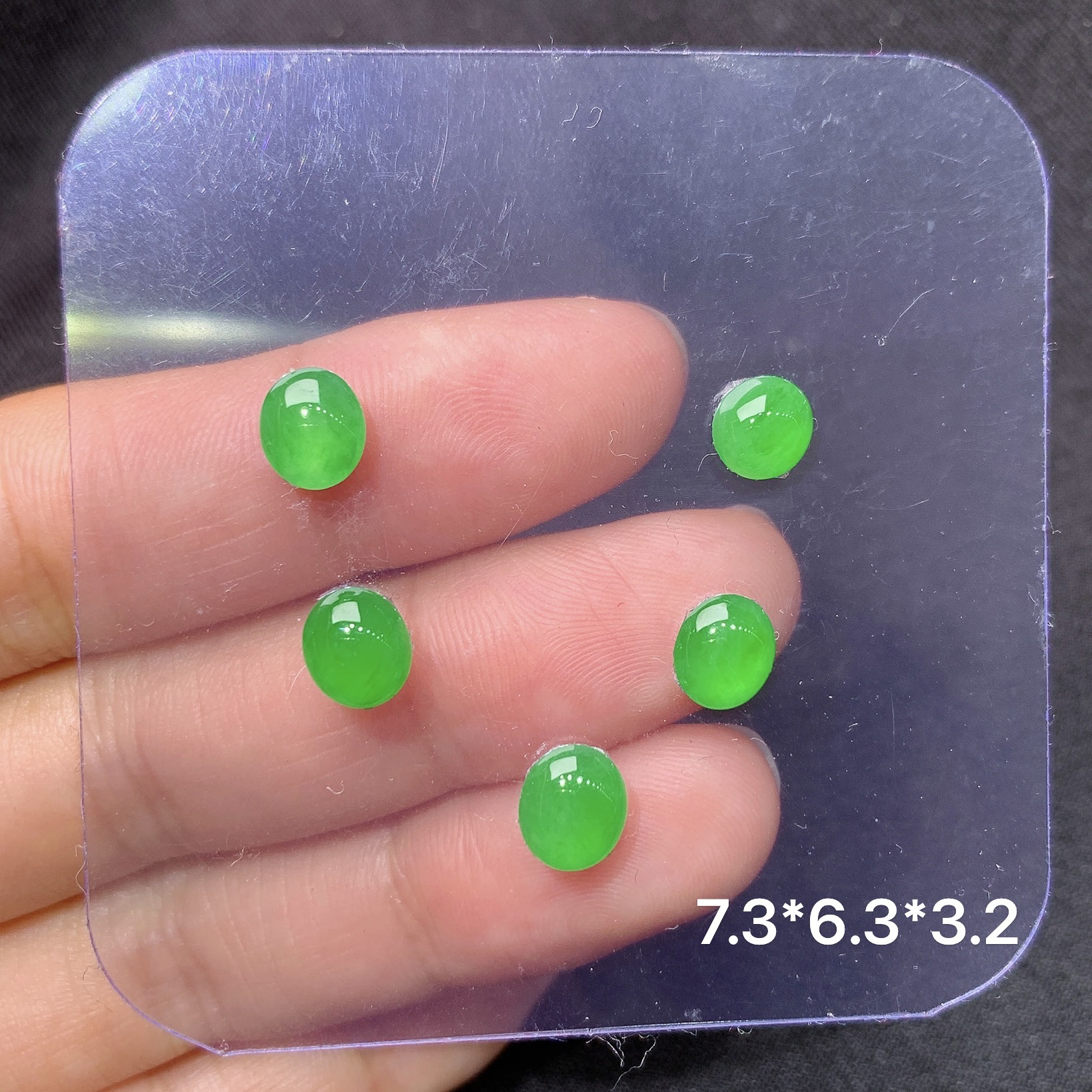 镶嵌款 满绿蛋面一手 玉质细腻 色泽艳丽清新 水润亮眼 整体尺寸7.3*6.3*3.2j3