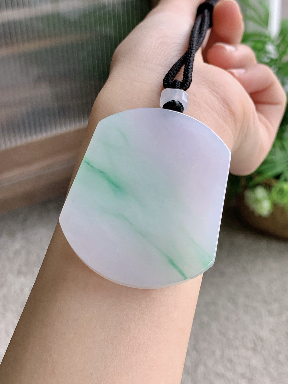 【裸石】冰飘花无事牌吊坠
【说明】缅料 性价比高  
【尺寸】53.7-45-6