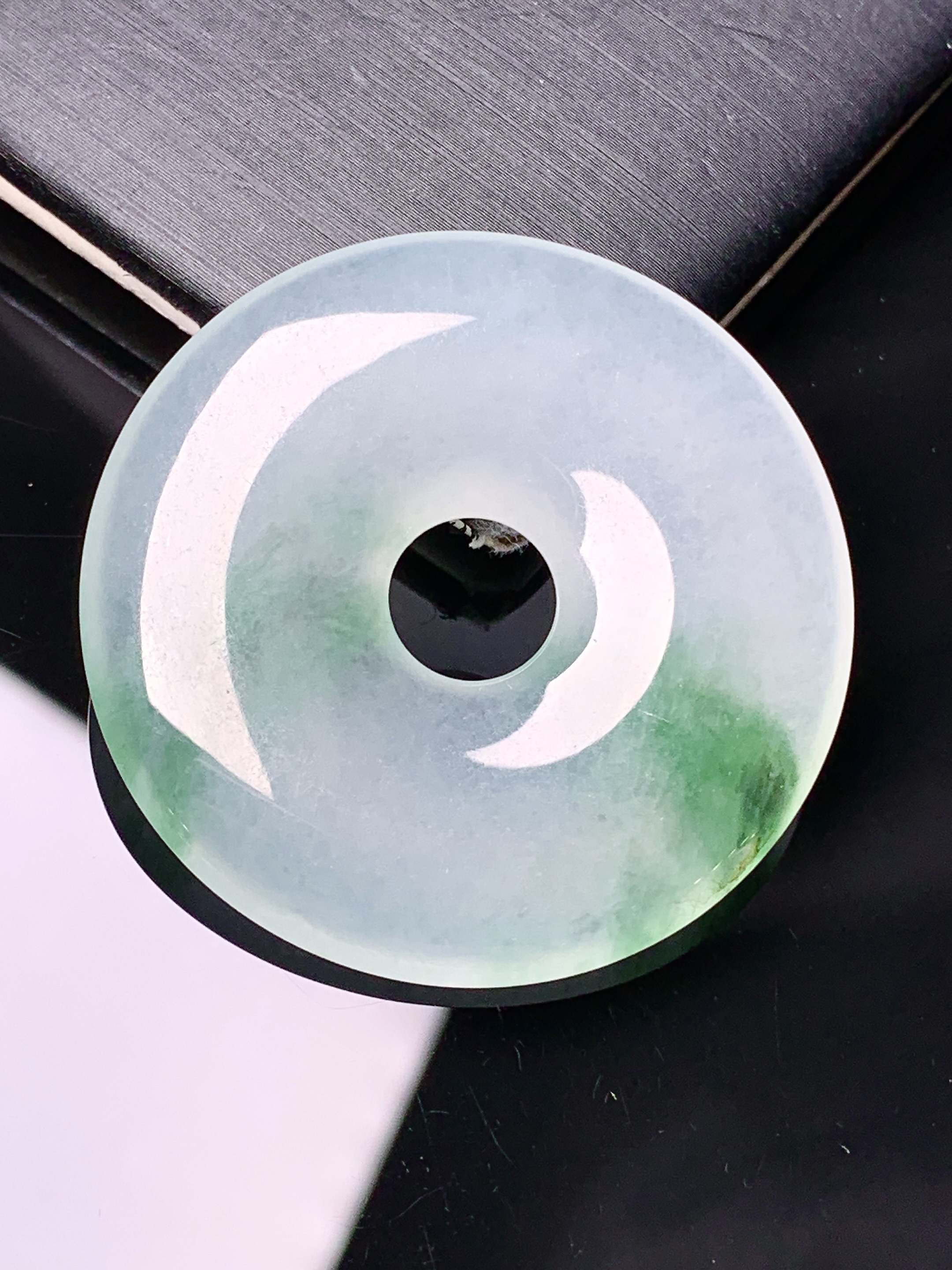 冰种飘绿平安扣环吊坠 玉质细腻 色泽艳丽清新 水润亮眼 整体尺寸37.2*5.2j 3