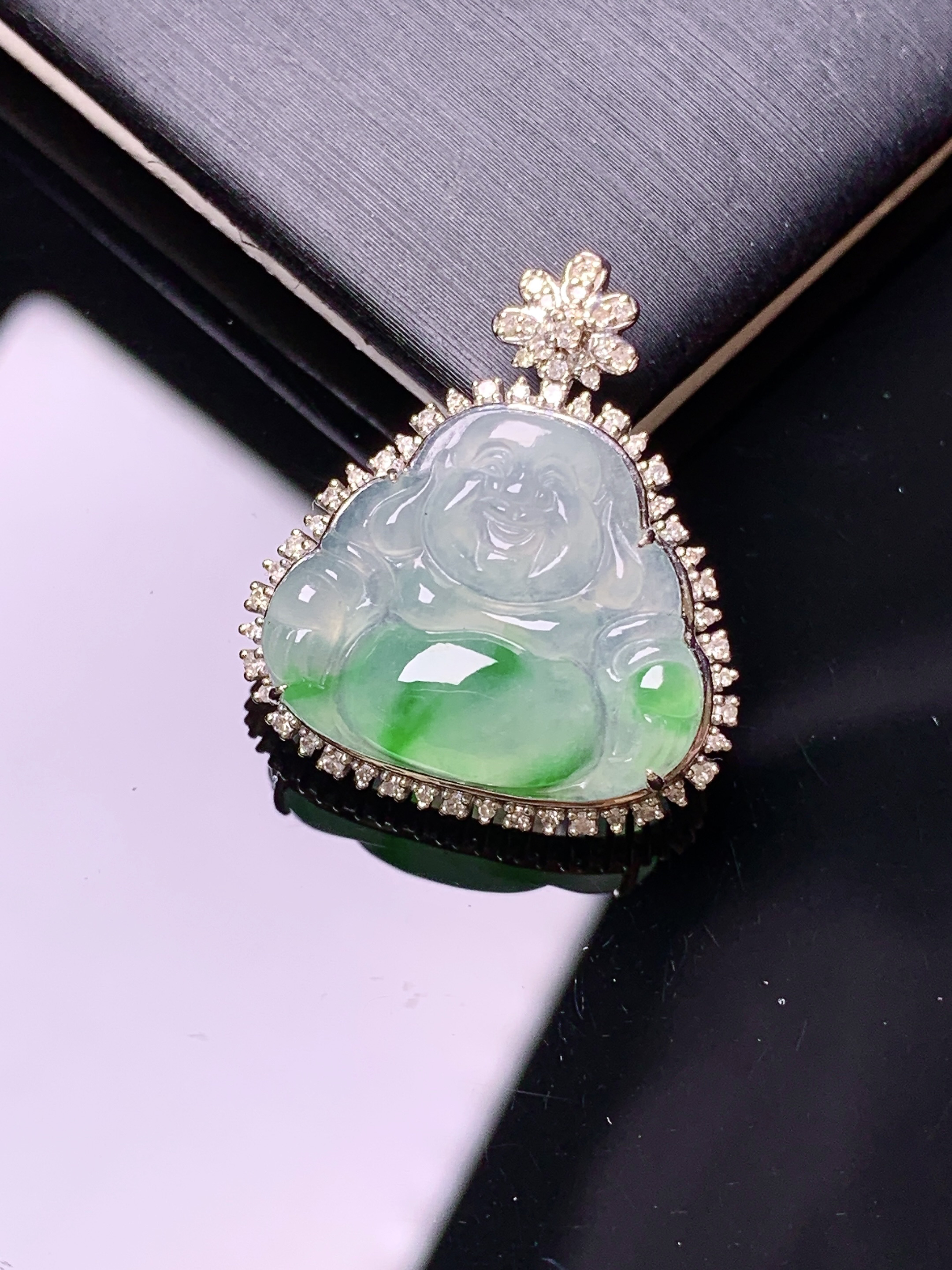 18k金钻镶嵌飘绿佛公吊坠 玉质细腻 色泽艳丽清新 水润亮眼 整体尺寸24.3*21.2*8y4