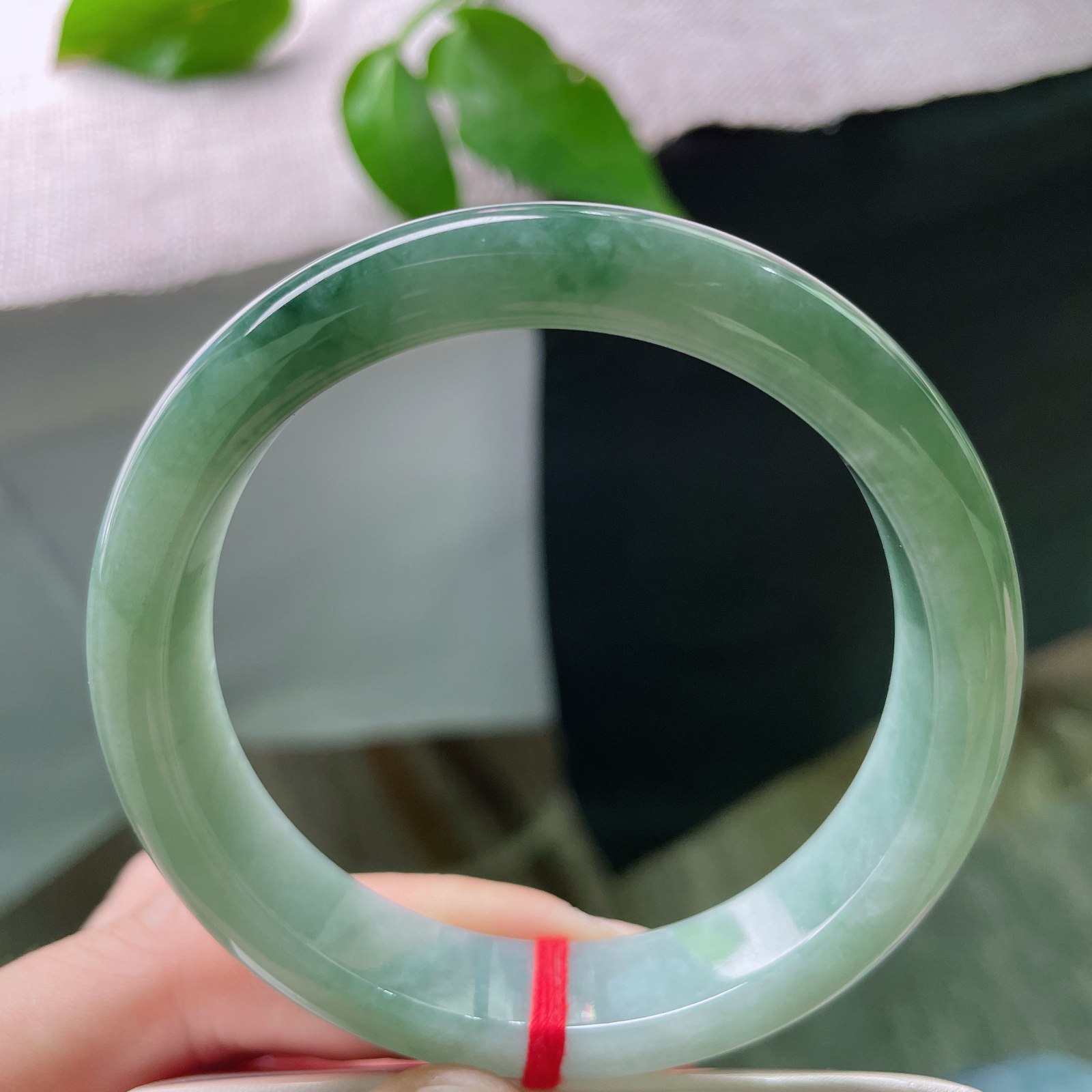 57/12.4/8.9，浅油绿底正圈，水头好，种老，青绿如诗，温润如玉。无纹裂