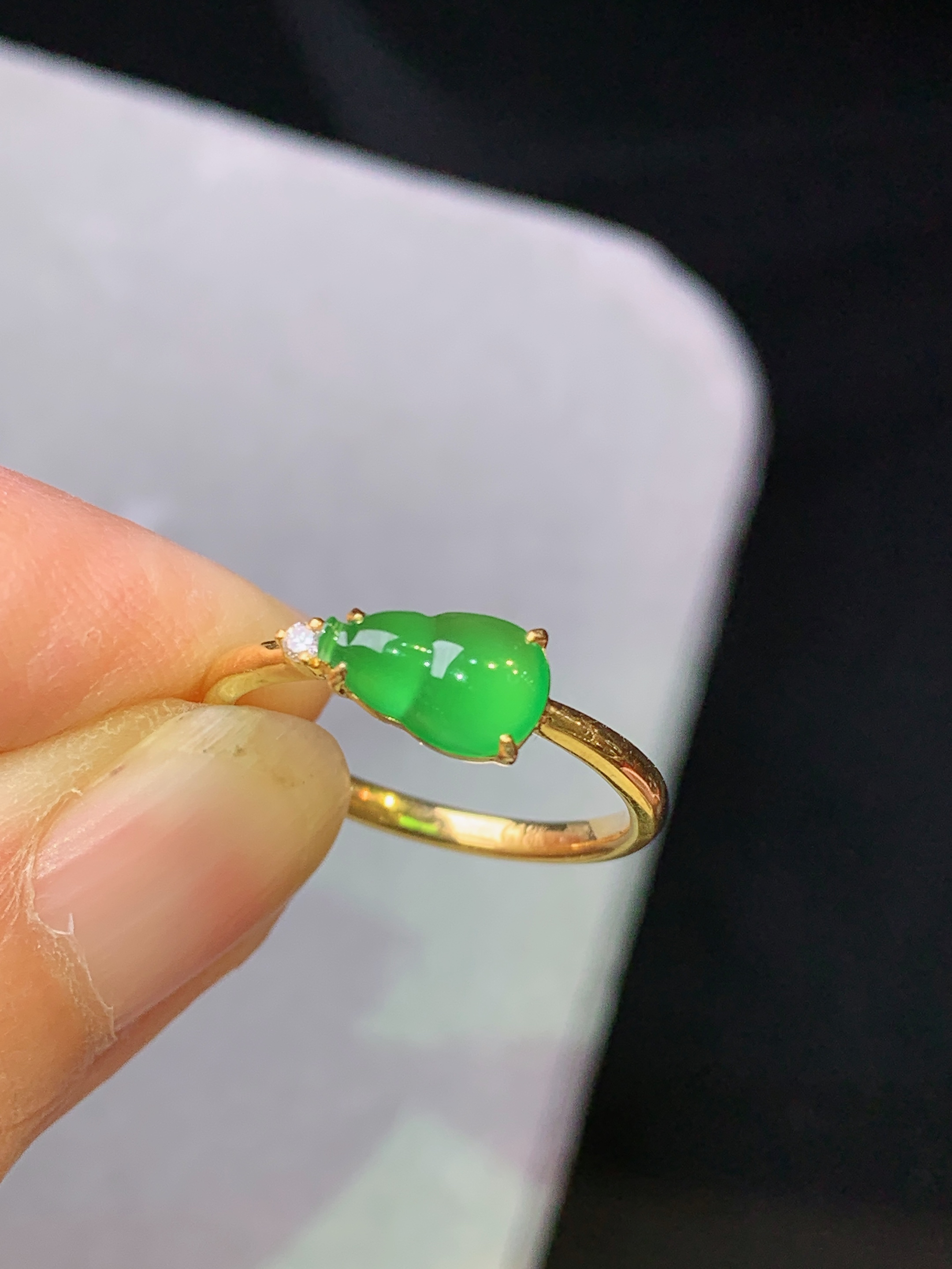 18k金钻镶嵌翠绿葫芦戒指 玉质细腻 色泽艳丽清新 水润亮眼 圈口10.5 裸石尺寸8.2*5.2*2yz