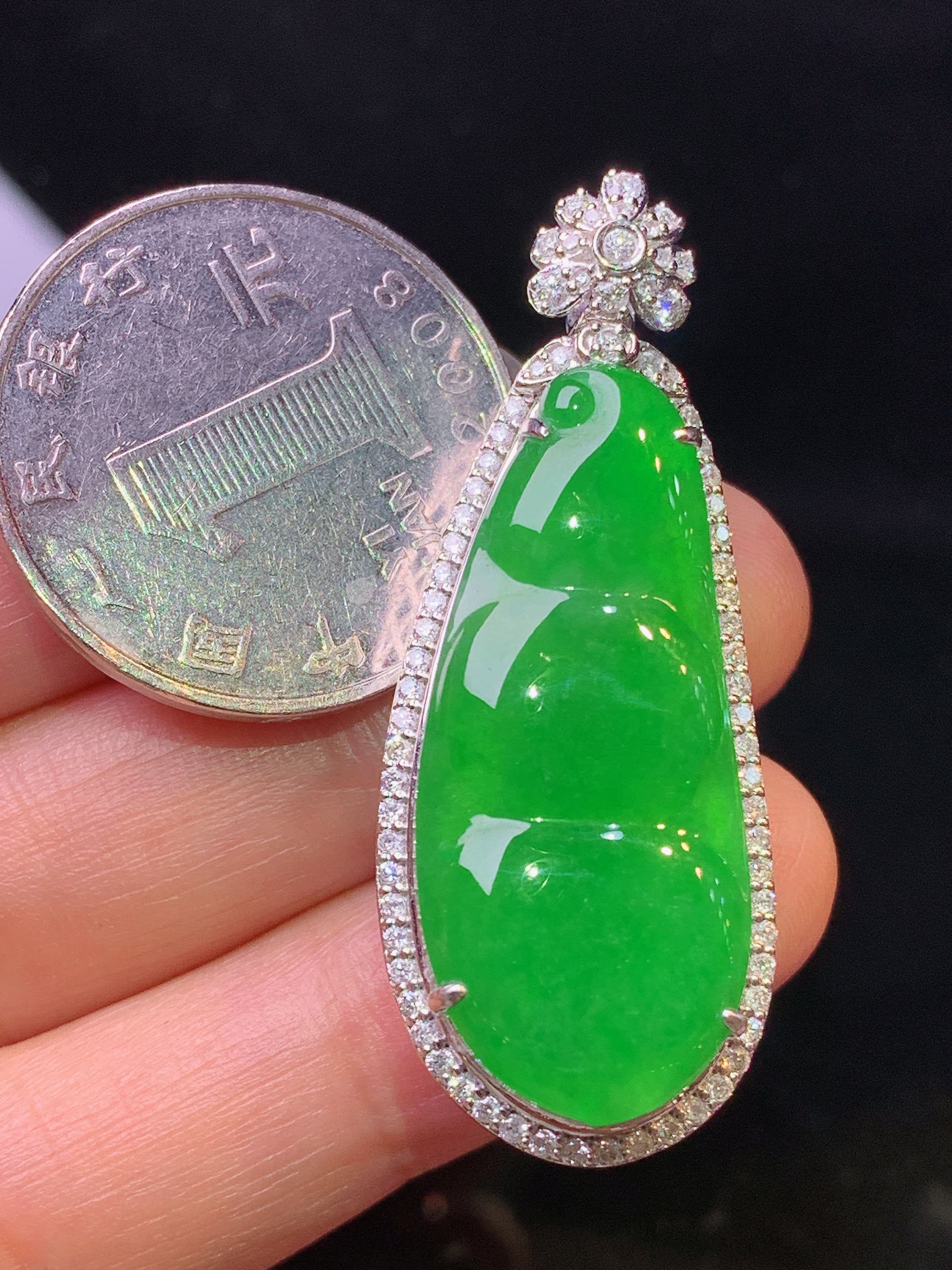 18k金钻镶嵌满绿四季豆吊坠 玉质细腻 色泽艳丽清新 水润亮眼 整体尺寸43*17*11f1