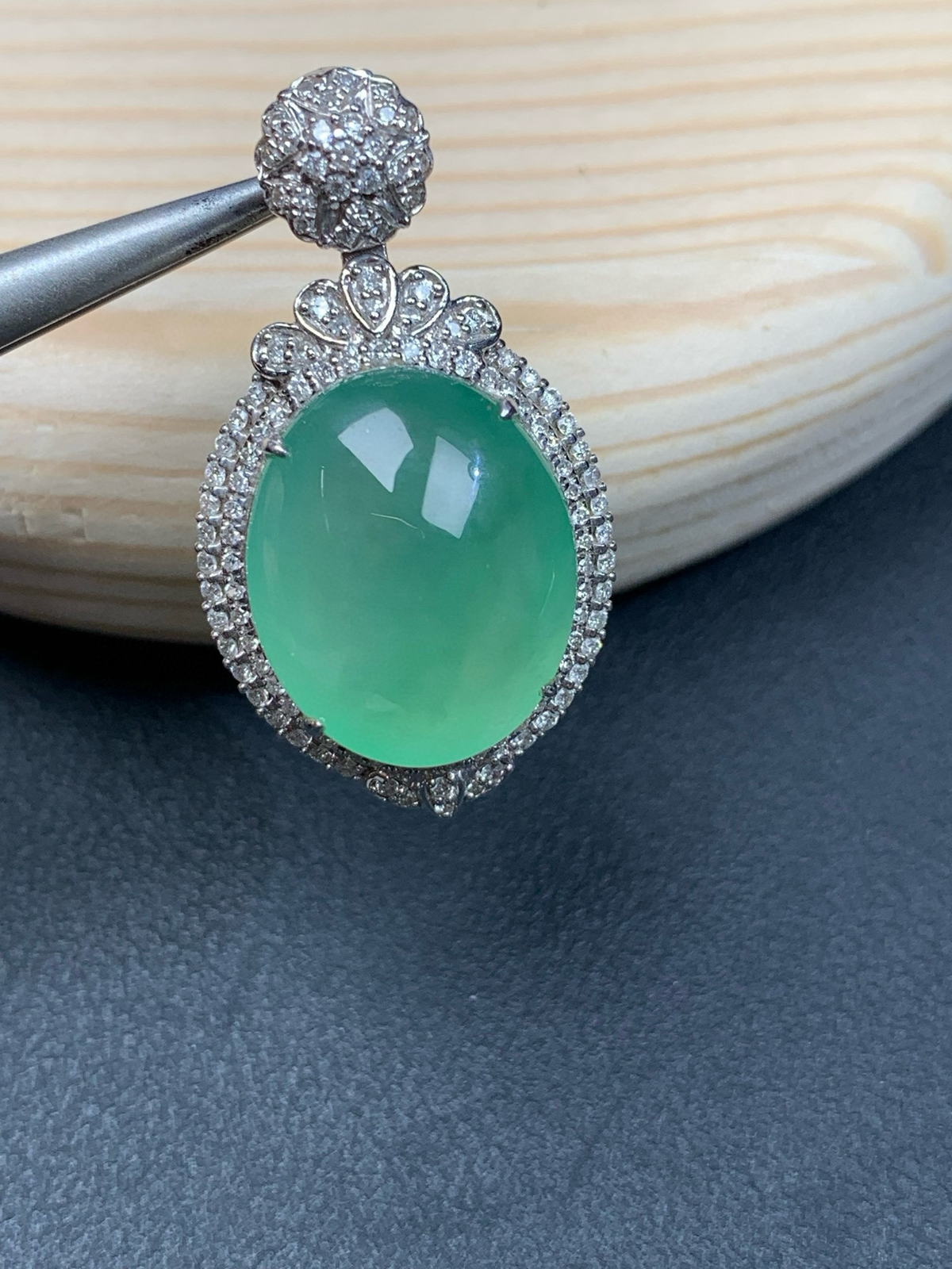 18k金镶嵌冰晴绿大蛋面吊坠
整体30.6-17.2-10
裸石15.7-13-6