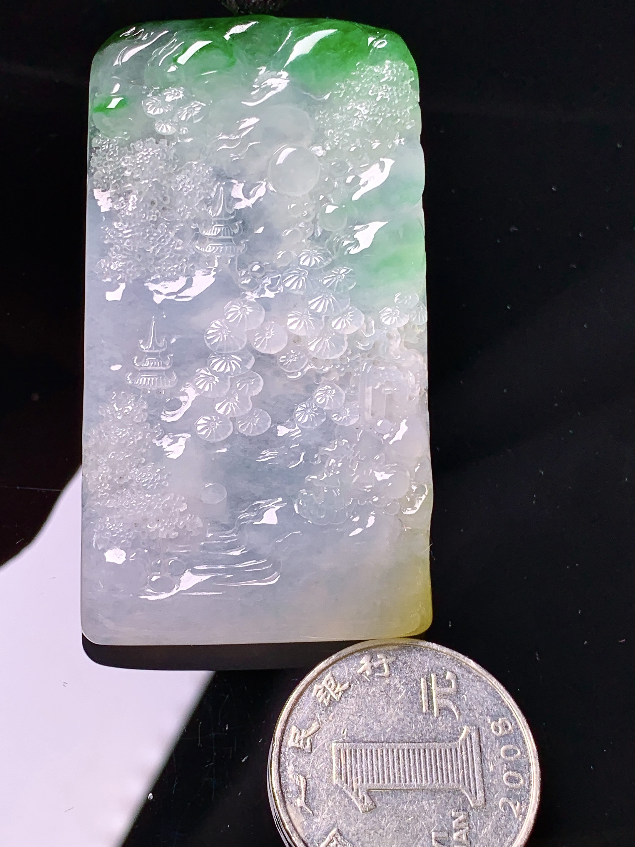 飘绿山水牌子吊坠 玉质细腻 色泽艳丽清新 水润亮眼 整体尺寸58.6*33.6*5.8w1