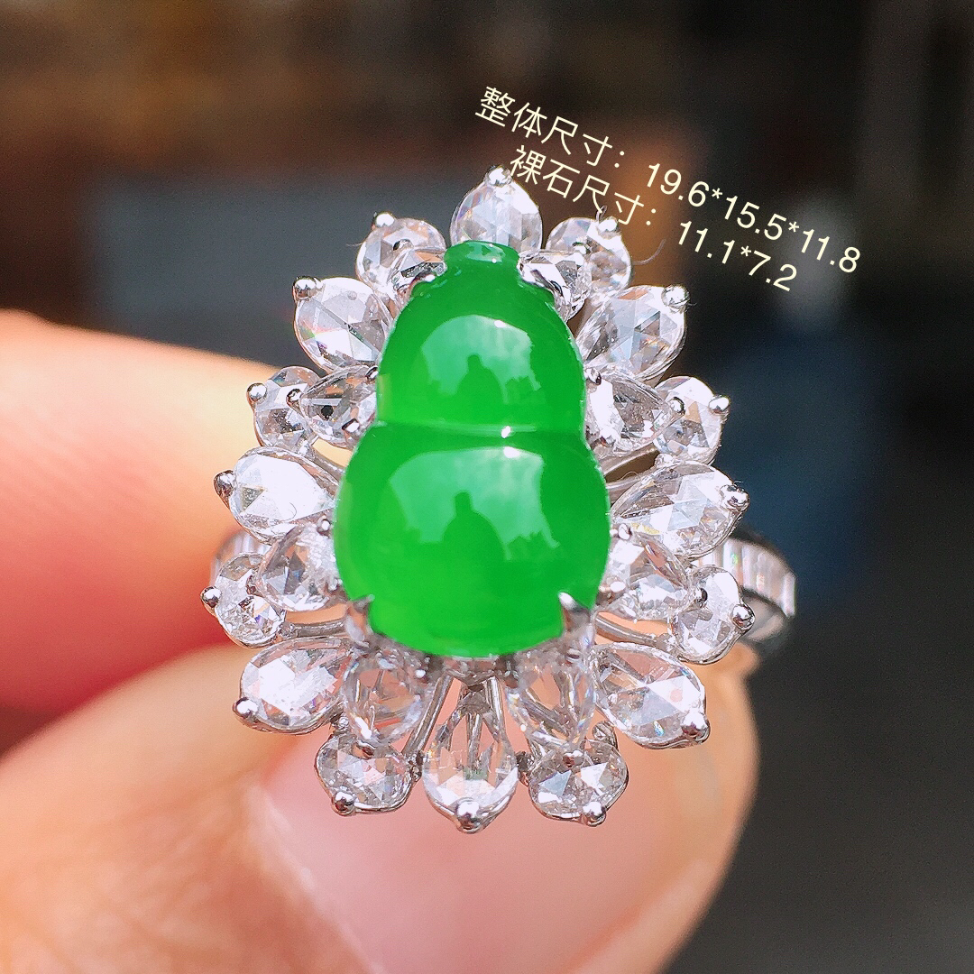 阳绿葫芦色泽均匀艳丽，玉质细腻，荧光感超
强，饱满圆润，尽显优雅气质，18k
金豪华镶嵌