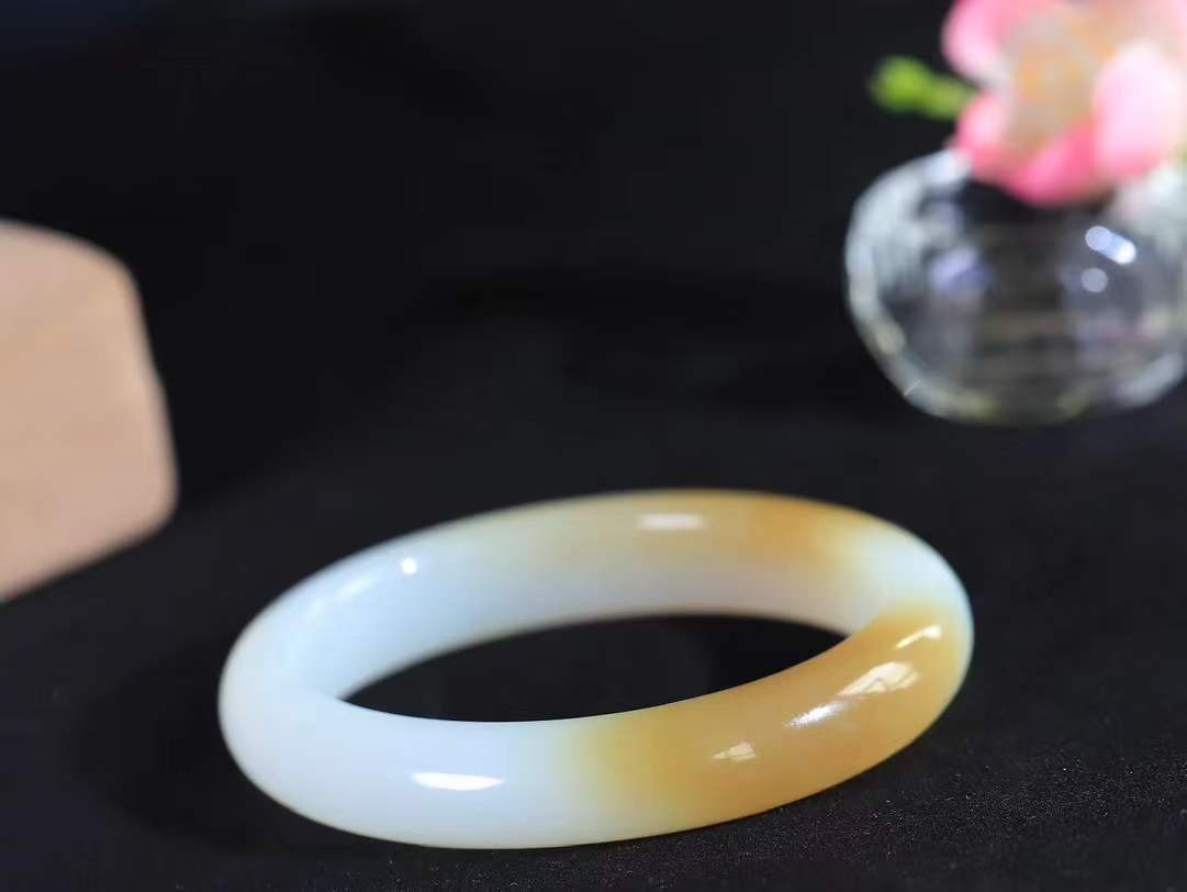 【贵妃镯.玉腕清响】    

精品和田玉糖白玉贵妃镯，玉质温润细腻 油性十足 相传杨贵妃十分喜爱椭圆形态手镯，后人称其为贵妃镯。因其形与人手腕形相吻合，佩戴更服帖，别具妩媚风格。
重46.3克   正圈内径54-50.3mm尺寸11.8-8.2mm   fDA-88361848