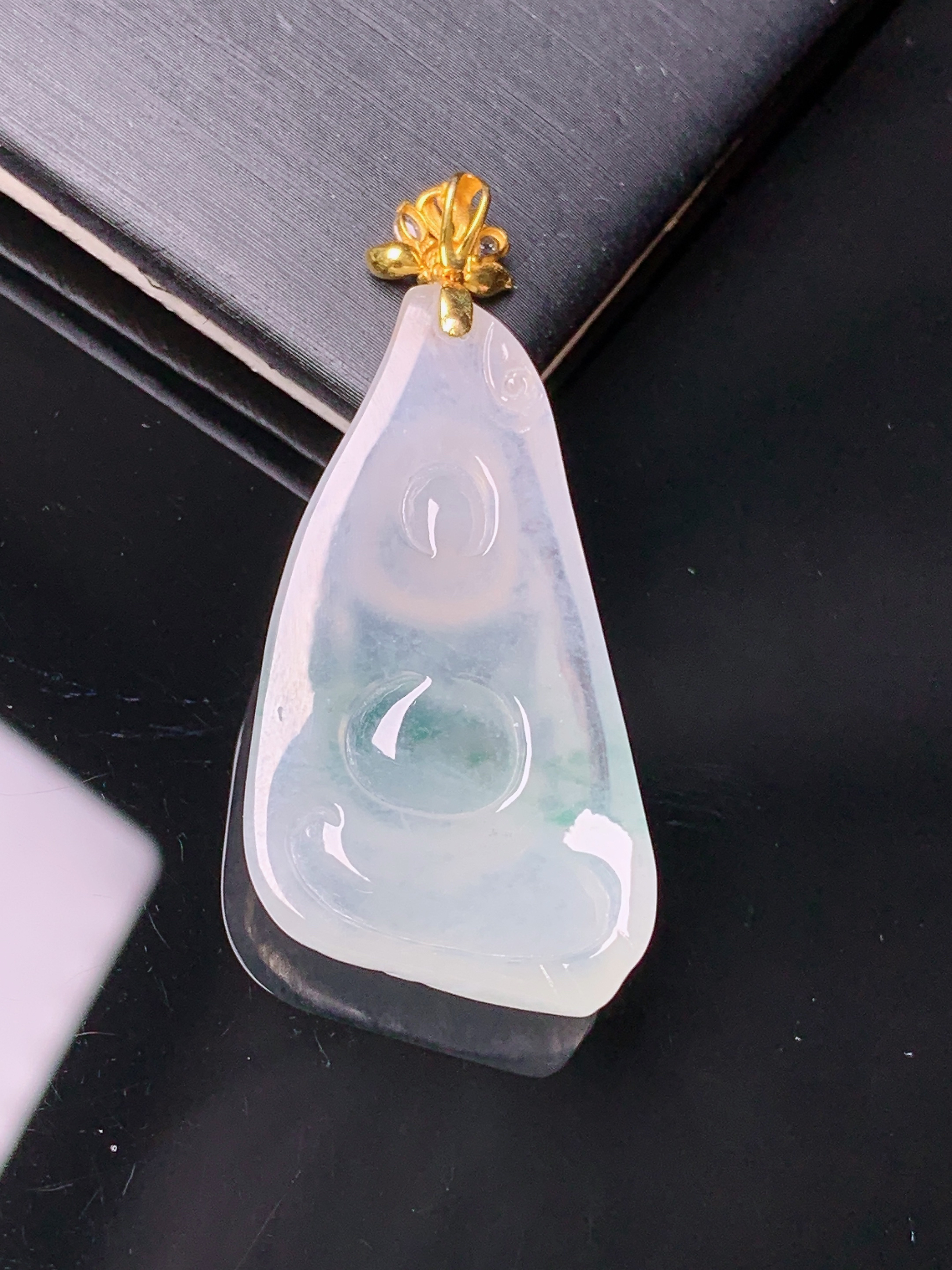 18k金镶嵌冰种佛公吊坠 玉质细腻 色泽艳丽清新 水润亮眼 整体尺寸44.2*19.7*6.8e1