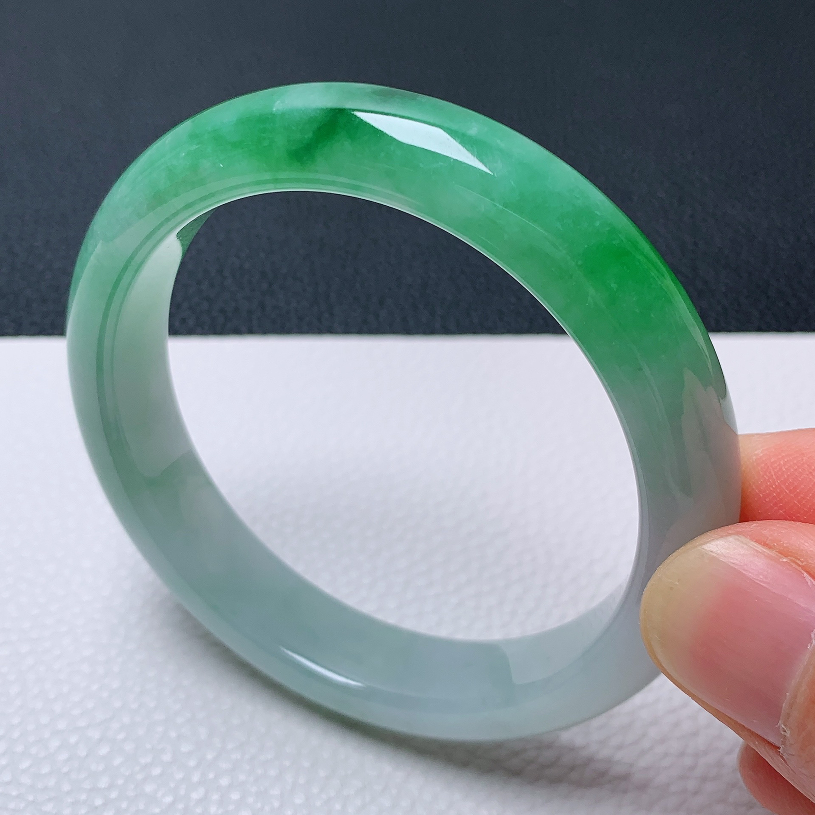 天然翡翠圈口55-56老坑冰透飘阳绿手镯 玉质细腻 种水好 尺寸:55.3-11.8-8mm   M22