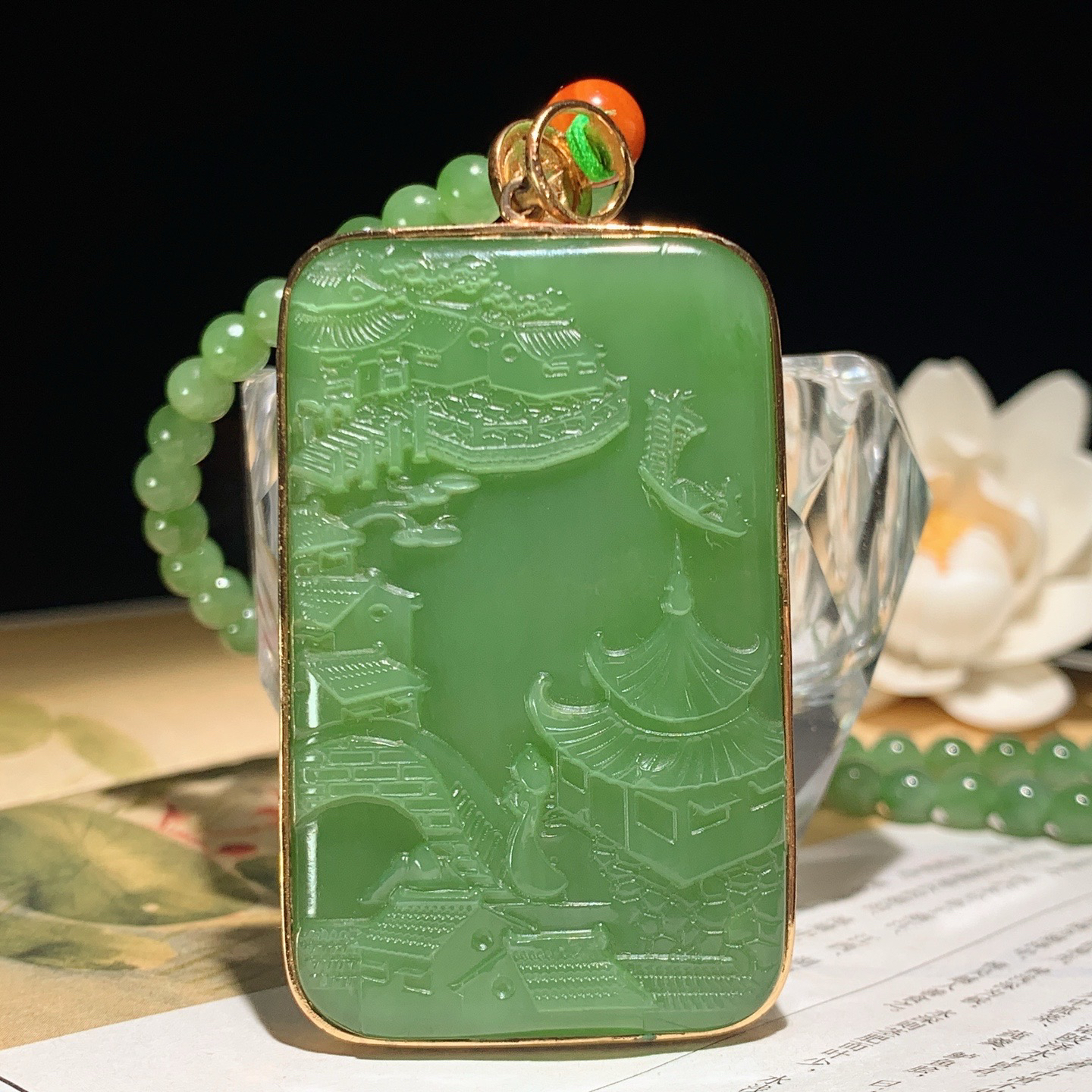 和田玉925银阳绿俄罗斯碧玉山水怡情牌子挂件。尺寸58/37/10重95克 玉质细腻油润 底色纯净 脂粉好，品质好。lt260328