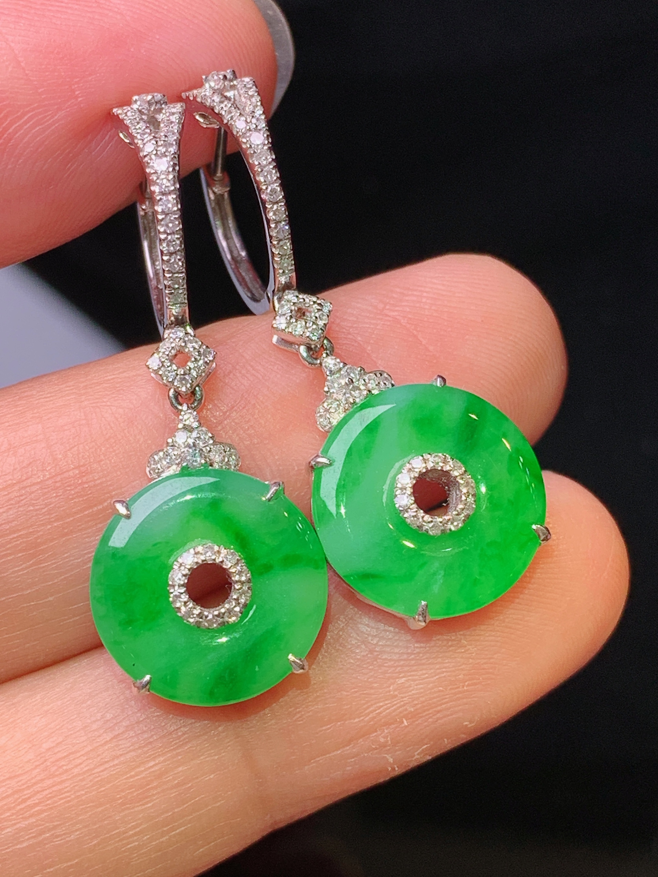 18k金钻镶嵌翠绿平安扣耳坠 玉质细腻 色泽艳丽清新 水润亮眼 整体尺寸32.2*12.5*4.5y