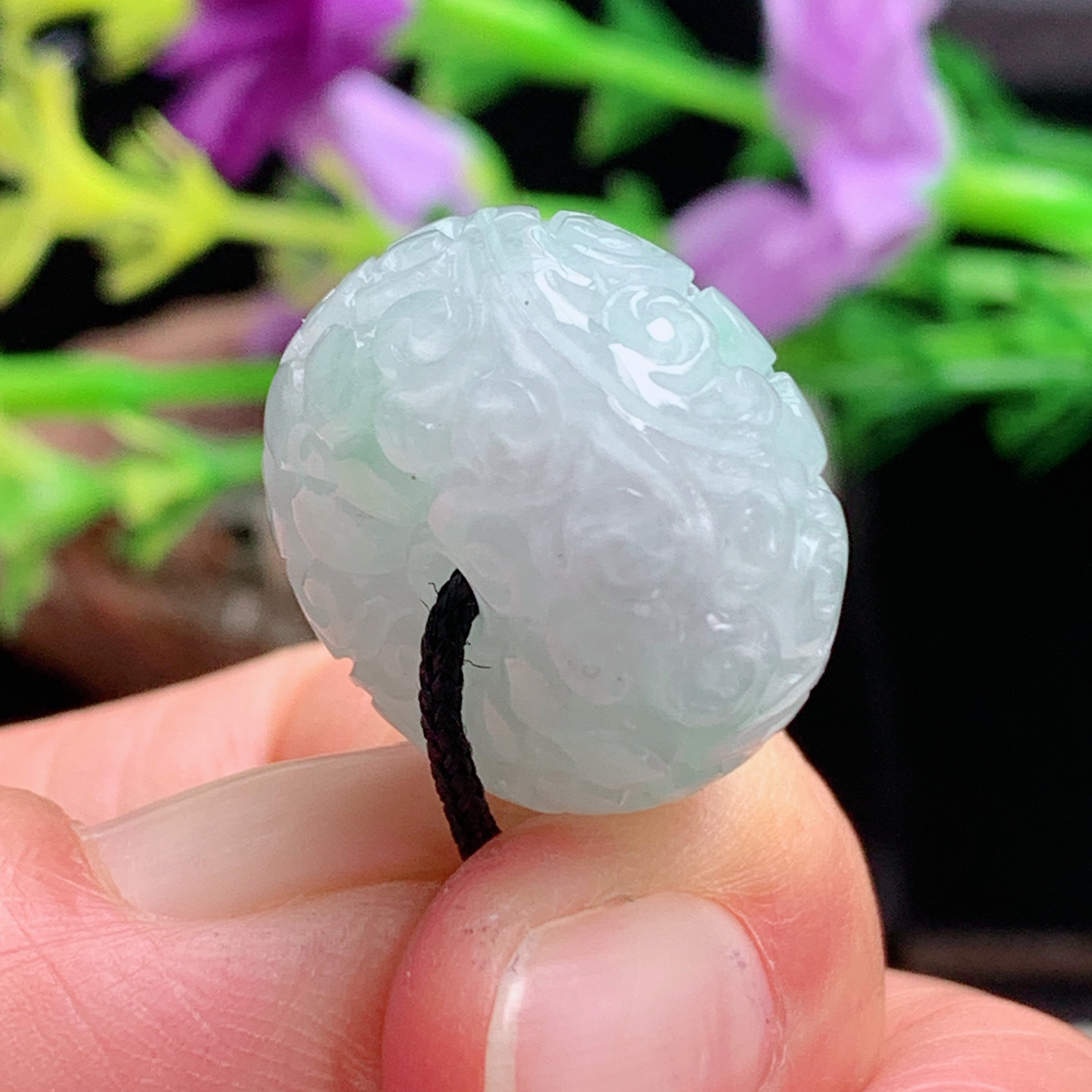 py实拍20*11.8缅甸翡翠冰润飘绿面包扣 玉扣玉吊坠 玉挂件