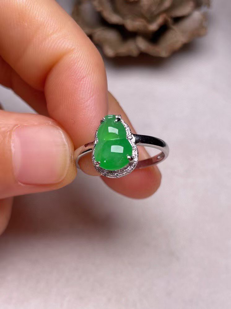 冰种阳绿葫芦戒指、真金真钻镶嵌，种水好，玉质细腻 .裸石尺寸 9.8*6.6