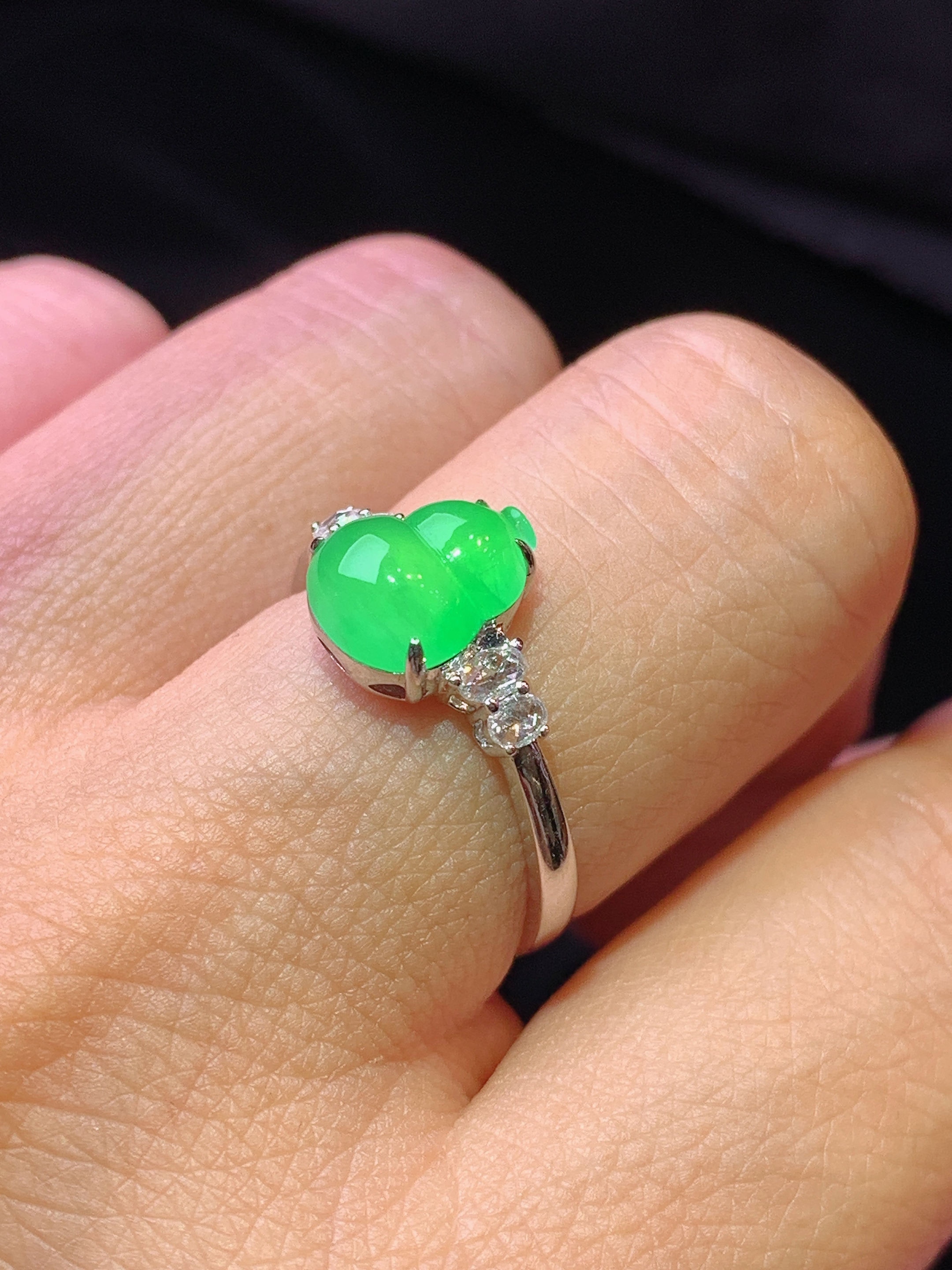 18k金钻镶嵌翠绿葫芦戒指 玉质细腻 色泽艳丽清新 水润亮眼 圈口14 裸石尺寸9.5*7.7*4.2m5