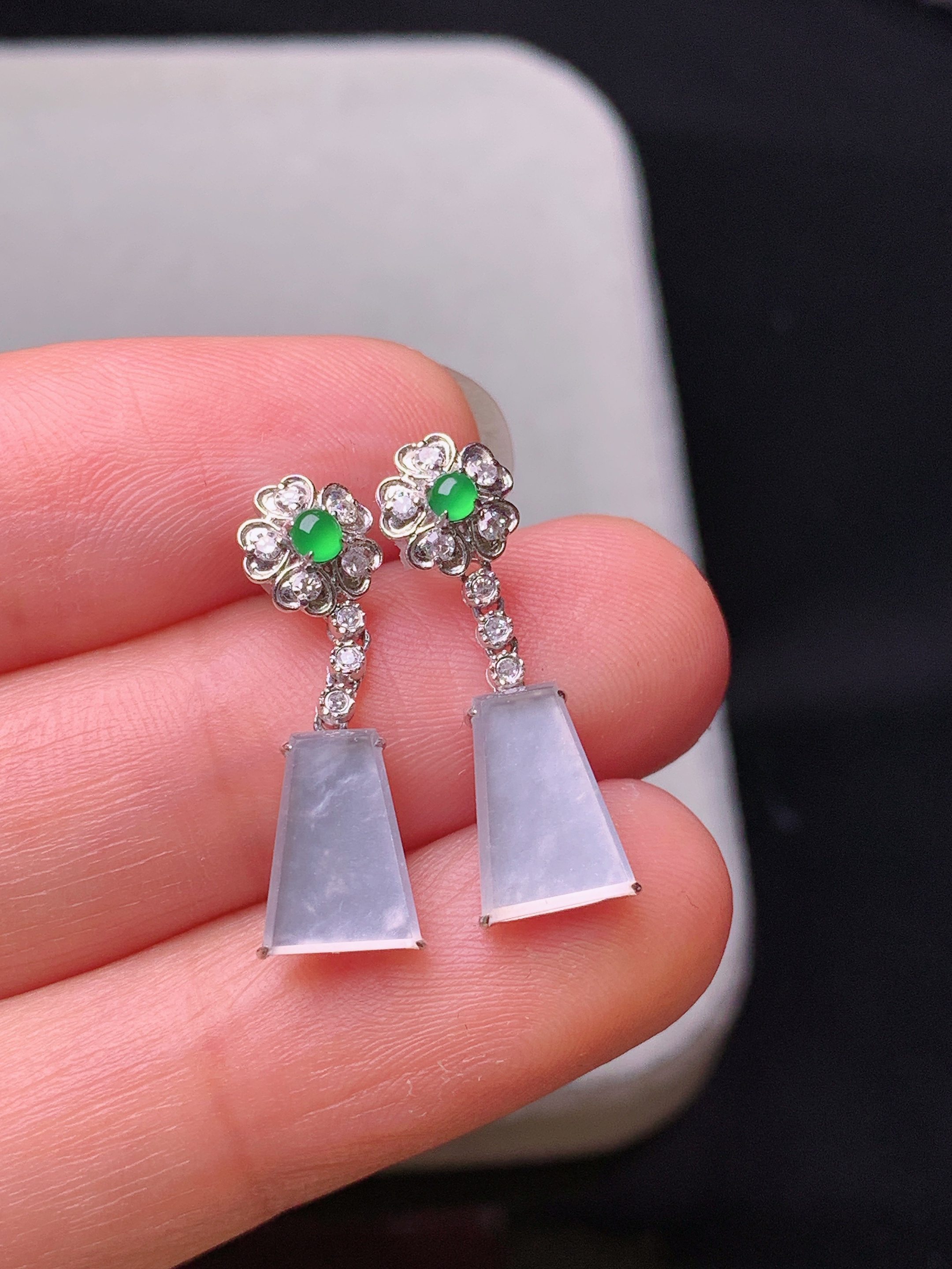 18k金钻镶嵌冰种无事牌耳坠 玉质细腻 色泽艳丽清新 水润亮眼 整体尺寸21.6*7*2.8z2