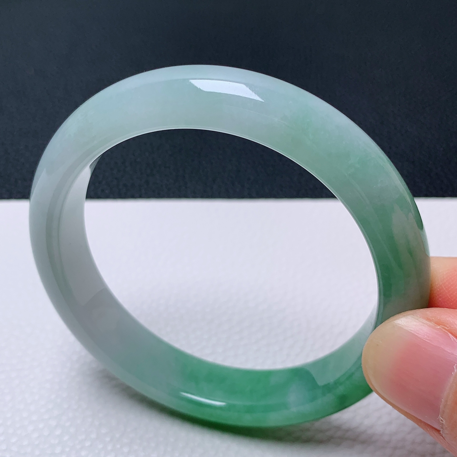 天然翡翠圈口55-56老坑冰透飘阳绿手镯 玉质细腻 种水好 尺寸:55.3-11.8-8mm   M22