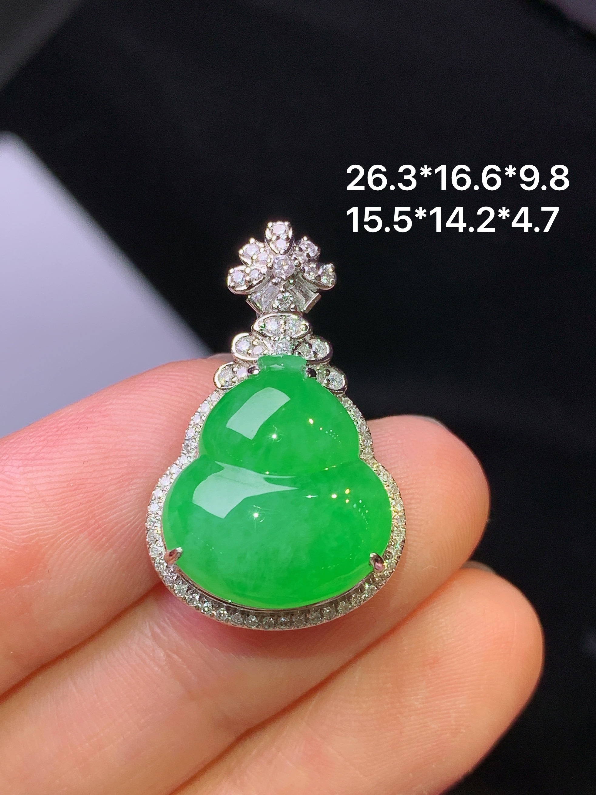 18k金钻镶嵌翠绿葫芦吊坠 玉质细腻 色泽艳丽清新 水润亮眼 整体尺寸26.3*16.6*9.8f1