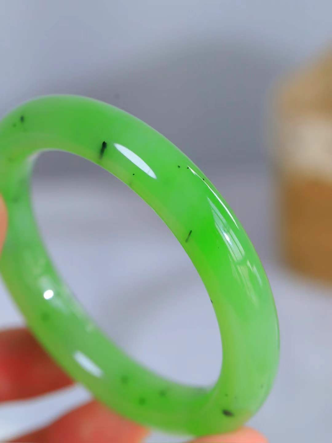 （碧色荡漾.手镯）

收藏级臻品和田玉碧玉手镯，灼灼其华想像靓妆淡伫 ，腕间绿意跳脱冰壶莹，坐间静对，姑射仙姿潇洒处，艳冶最奇料子油润滋腻镯型饱满，手感上佳。重62.8克   内径57mm尺寸12-10.5mm  24352913T