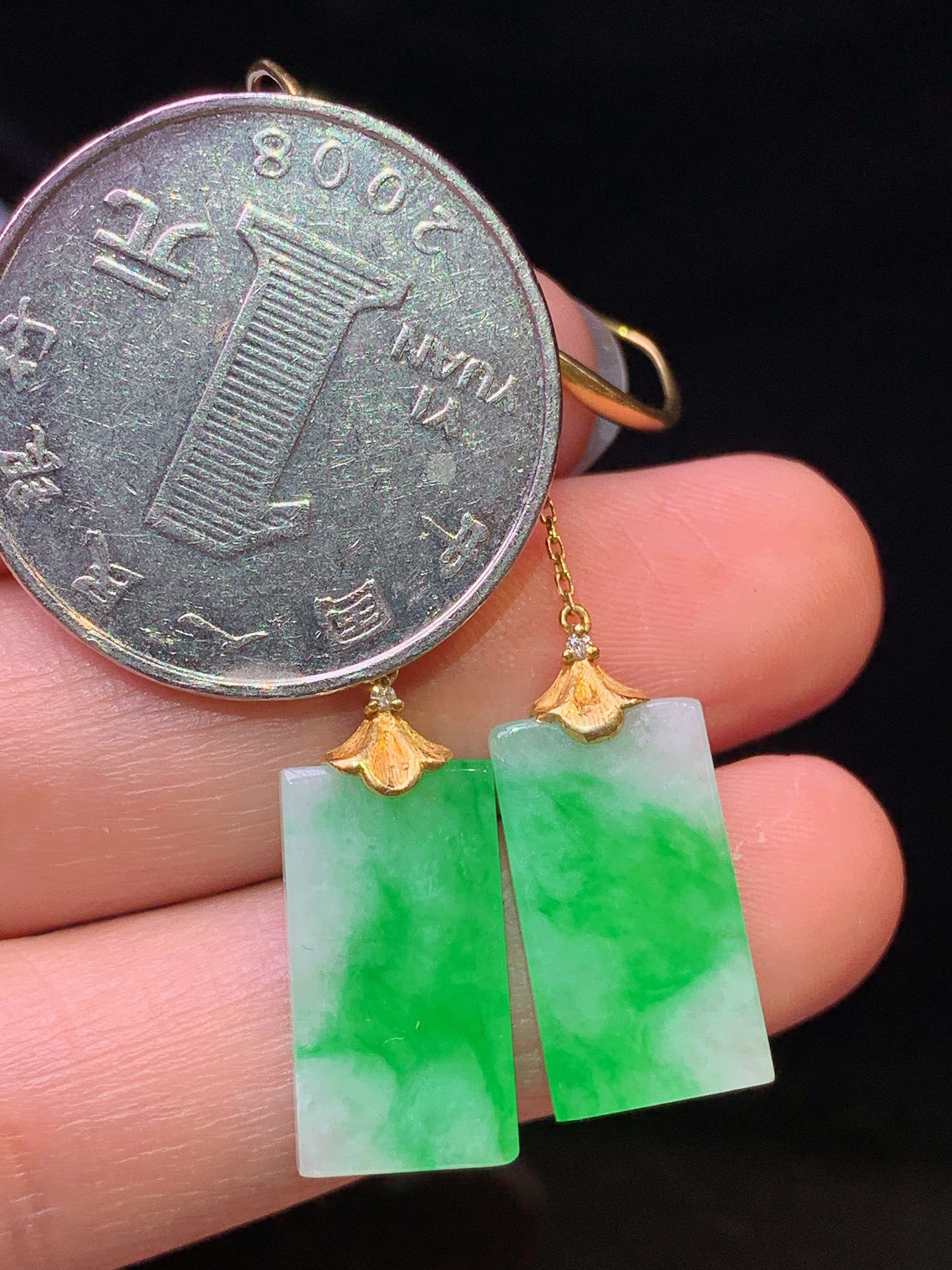 18k金镶嵌翠绿无事牌耳坠 玉质细腻 色泽艳丽清新 水润亮眼 整体尺寸48.2*9.2*2.8yz