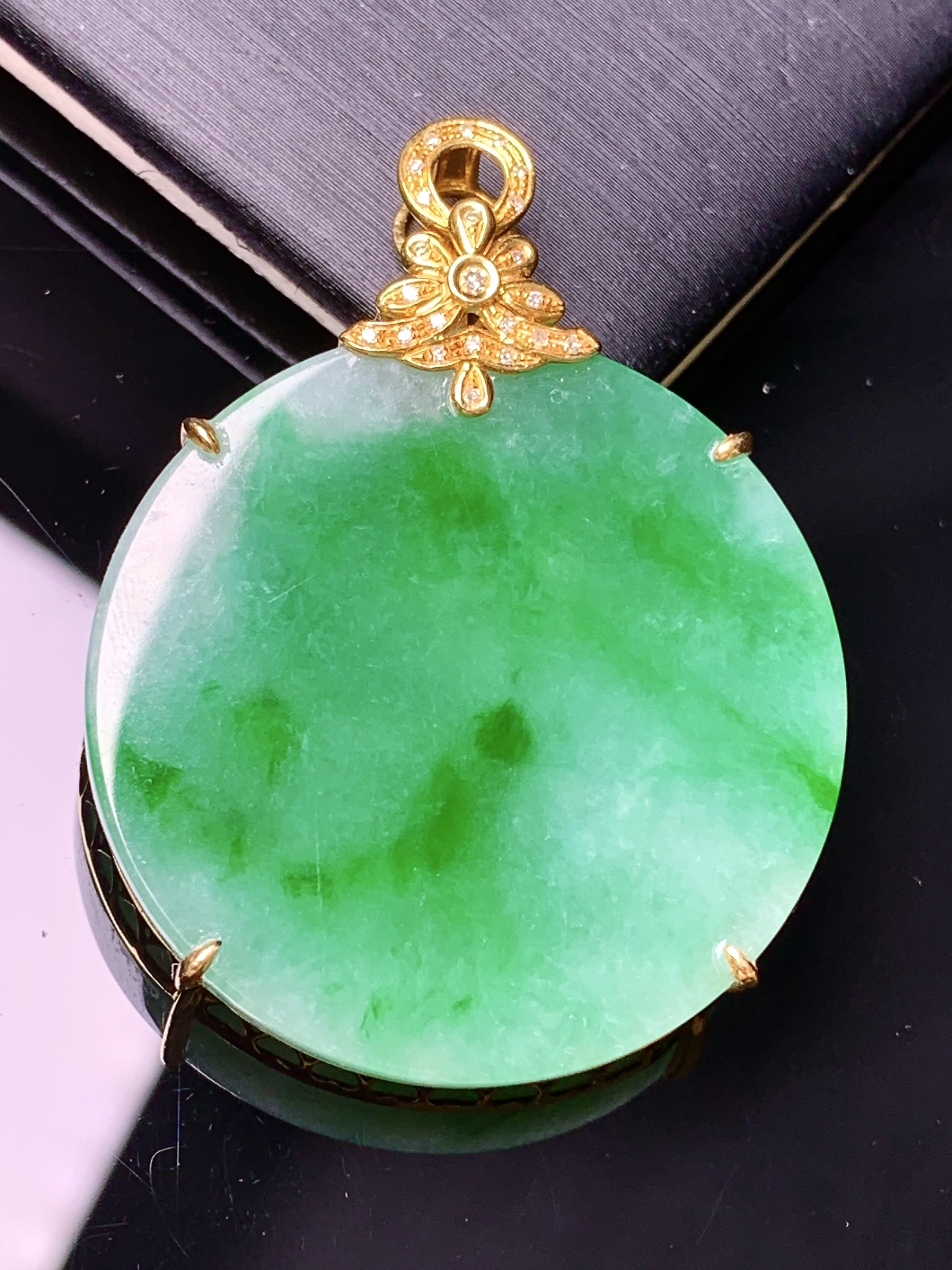 18k金钻镶嵌翠绿圆牌吊坠 玉质细腻 色泽艳丽清新 水润亮眼 整体尺寸42*32*5.8b1