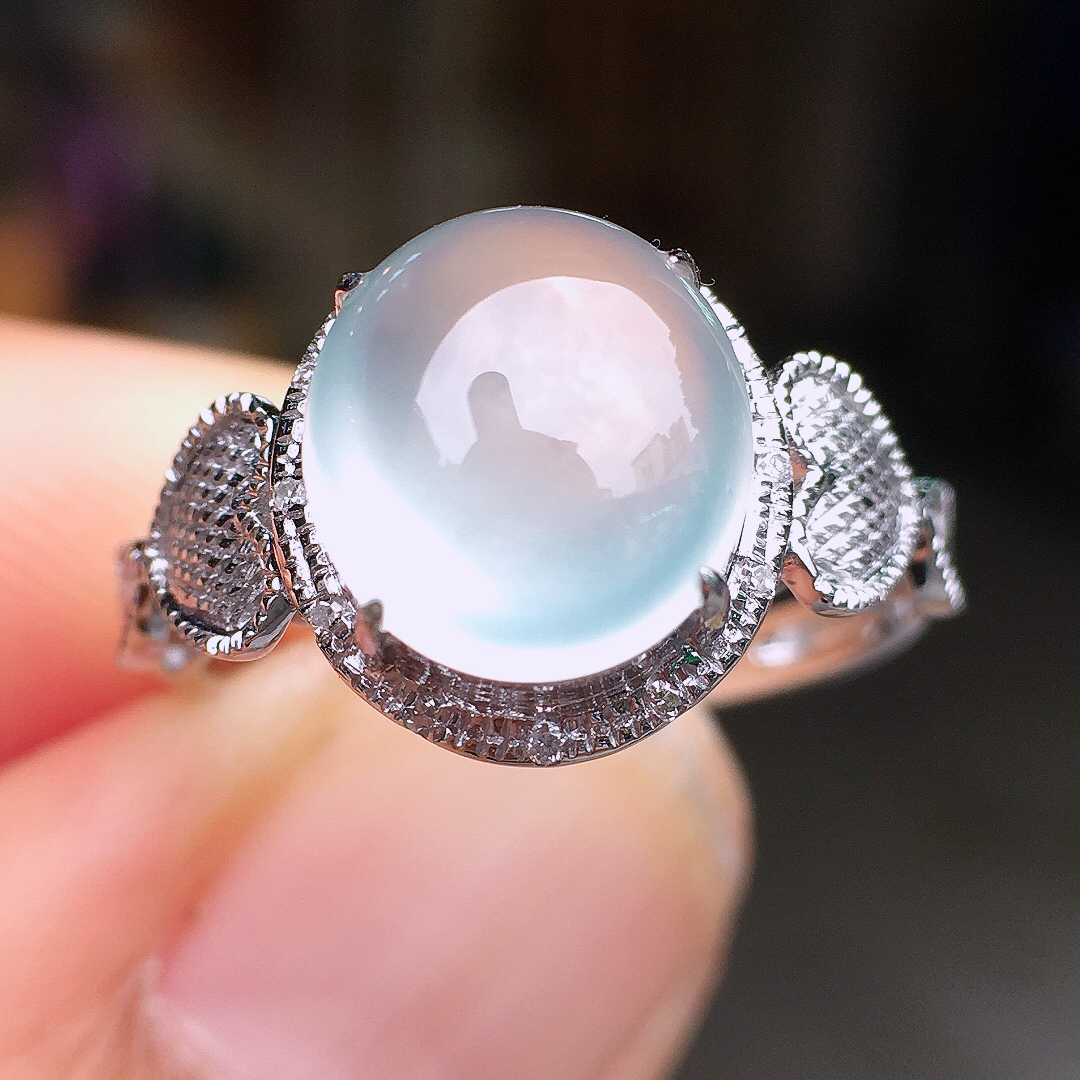 冰种蛋面戒指，玉质细腻，荧光感超
强，饱满圆润，尽显优雅气质，18k
金豪华镶嵌